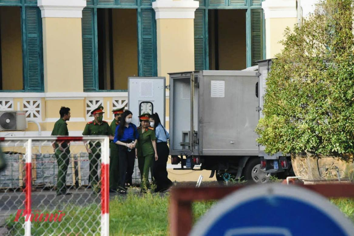 Thuỳ Tiên (áo xanh đậm) và Hằng Du Mục được đưa đến trụ sở Toà án Nhân dân TPHCM vào sáng 19/11