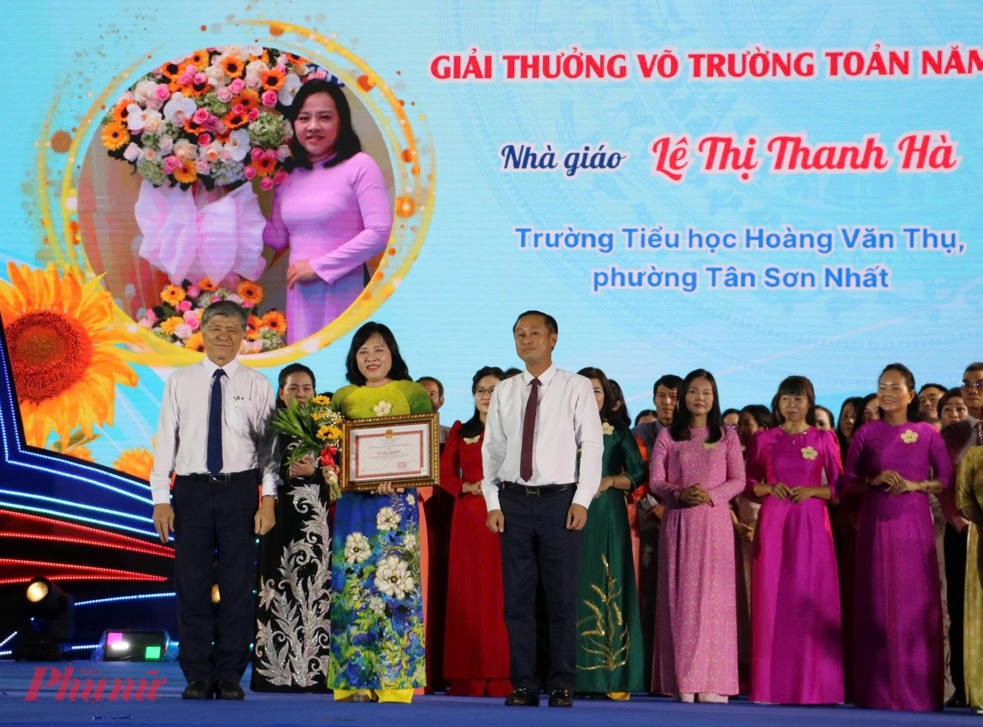 Ông Huỳnh Thanh Nhân - Phó chủ tịch HĐND TPHCM và ông Nguyễn Văn Hiếu - Giám đốc Sở GD-ĐT TPHCM trao bbanwgf khen cho