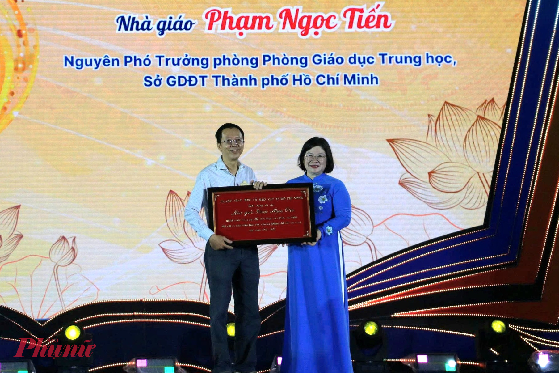 Bà Văn Thị Bạch Tuyết - Phó Bí thư Thành ủy TPHCM - trao tặng danh hiệu nhà giáo tiêu biểu - Ảnh: Trang Thư