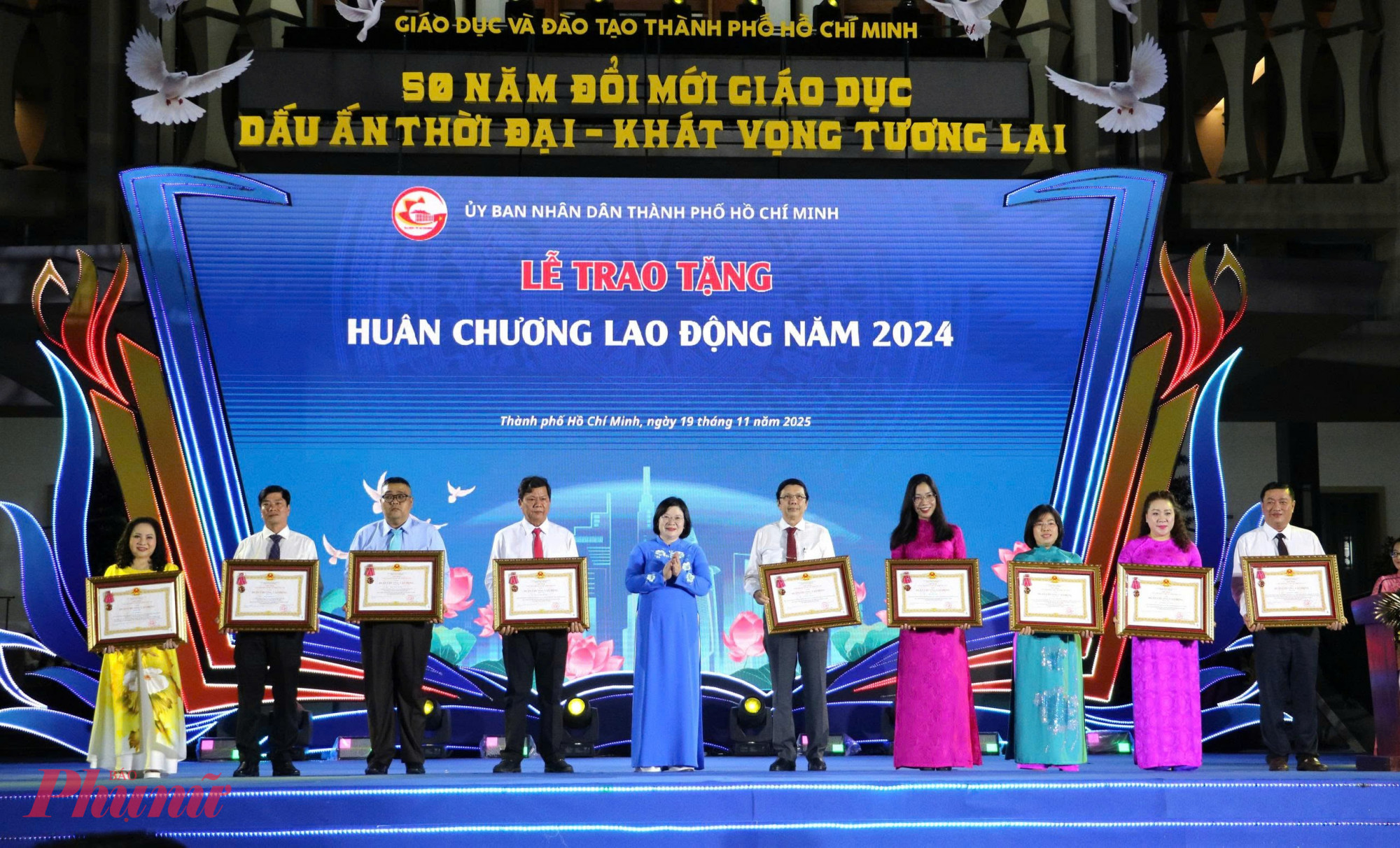 Các cá nhân nhận Huân chương Lao động tại chương trình - Ảnh: Trang Thư