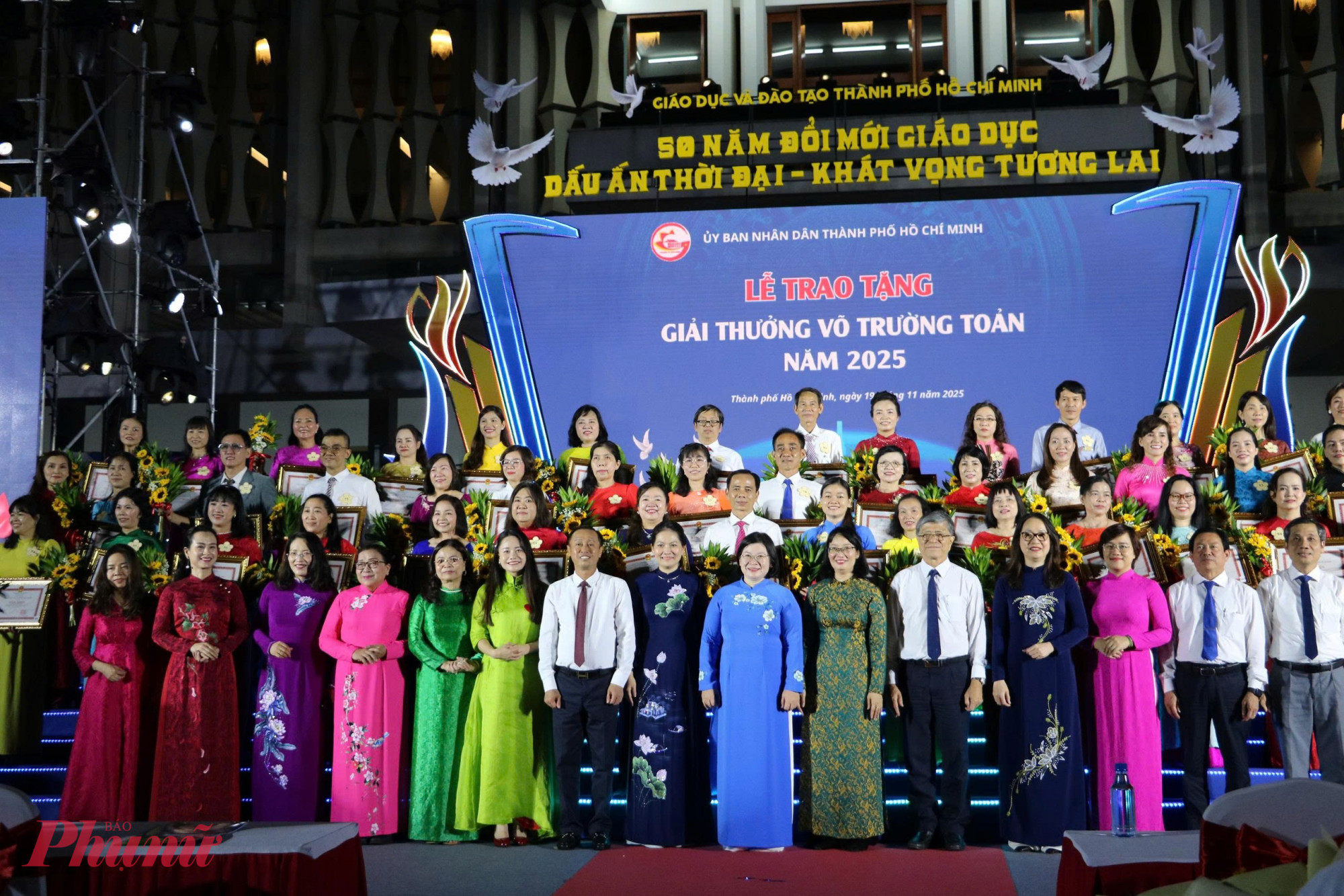 50 thầy cô là 50 tấm gương sáng của ngành giáo dục thành phố - Ảnh: Trang Thư