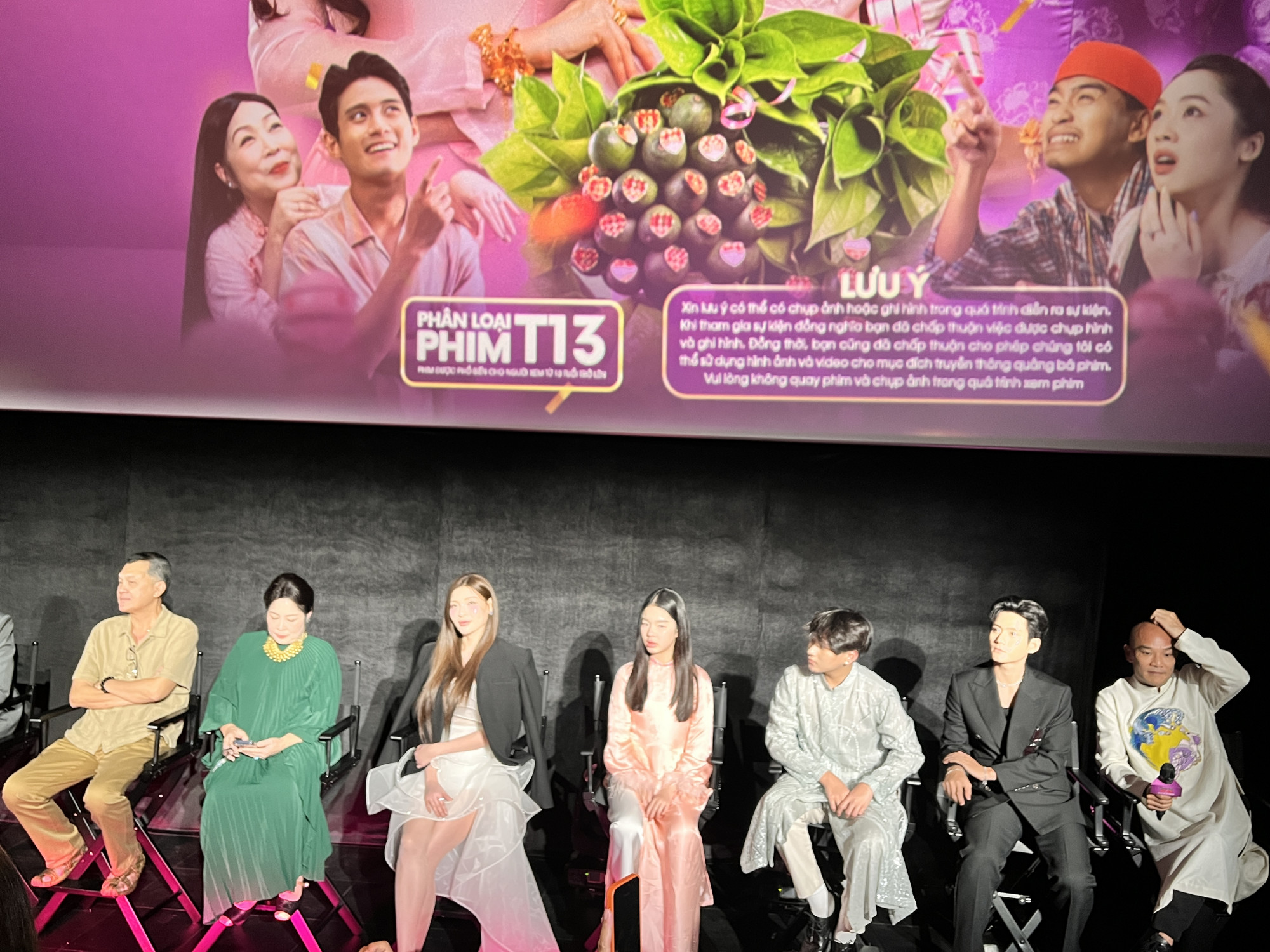 Đoàn phim Cưới vợ cho cha trong buổi giao lưu chiều ngày 19/11