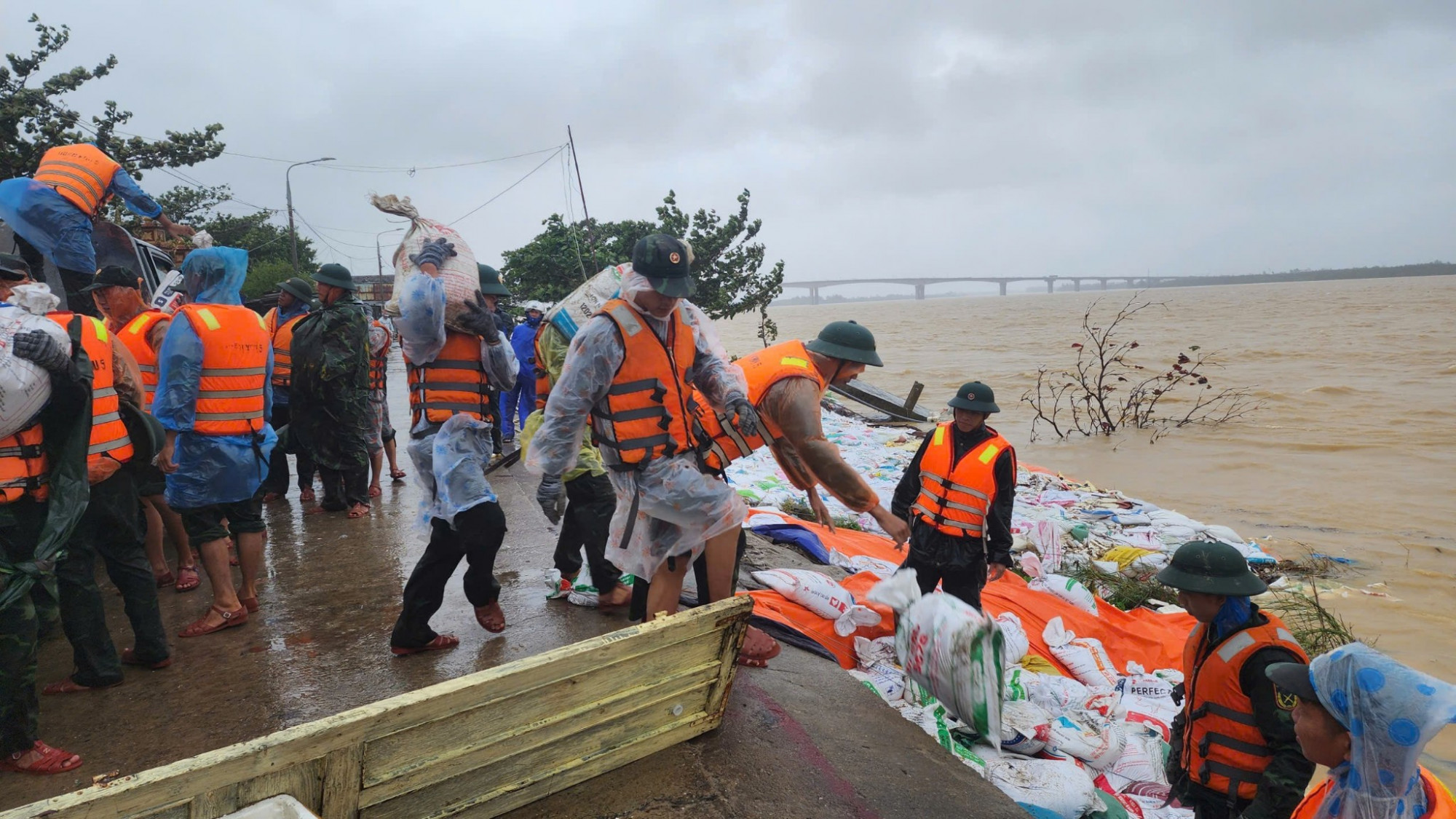 Xuyên đêm 18/11 đến sáng nay, quân đội đang tiếp tục ứng trực gia cố bờ kè trước tình hình mưa lũ đang lên - Ảnh: Sông Hàn