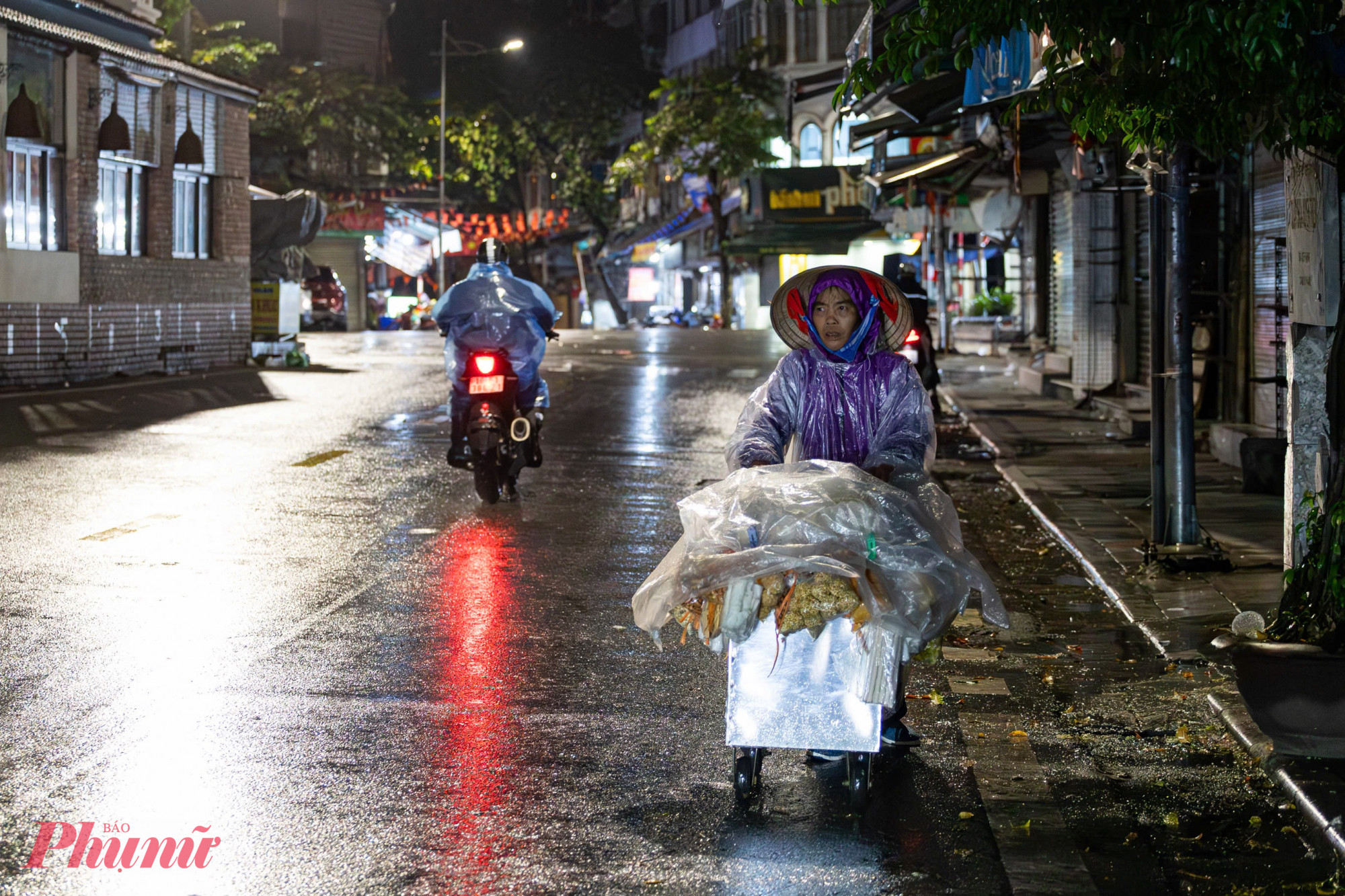 Những ghánh hàng rong cùng tiếng rao chào mời vẫn vang lên giữa cái lạnh, xen lẫn tiếng xe máy chạy dọc các tuyến phố.