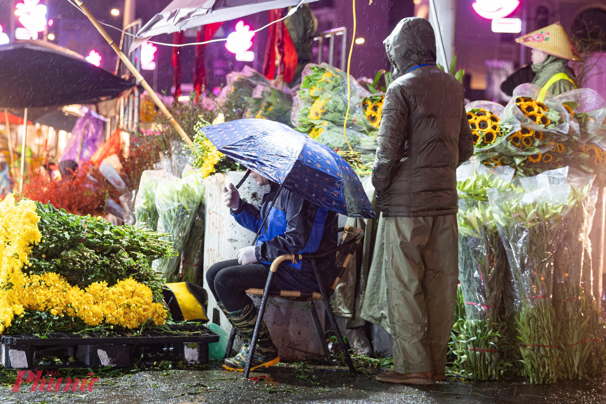 Người lao động co ro trước từng cơn gió rét.