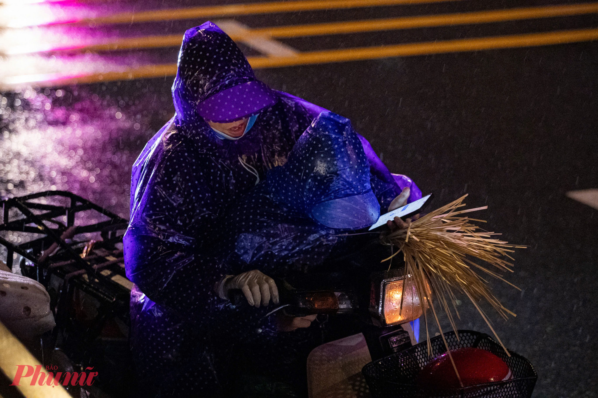 Cái lạnh đến nhanh khiến nhiều người chưa kịp chuẩn bị đầy đủ, nhất là những lao động phải làm việc từ tờ mờ sáng ở ngoài trời.