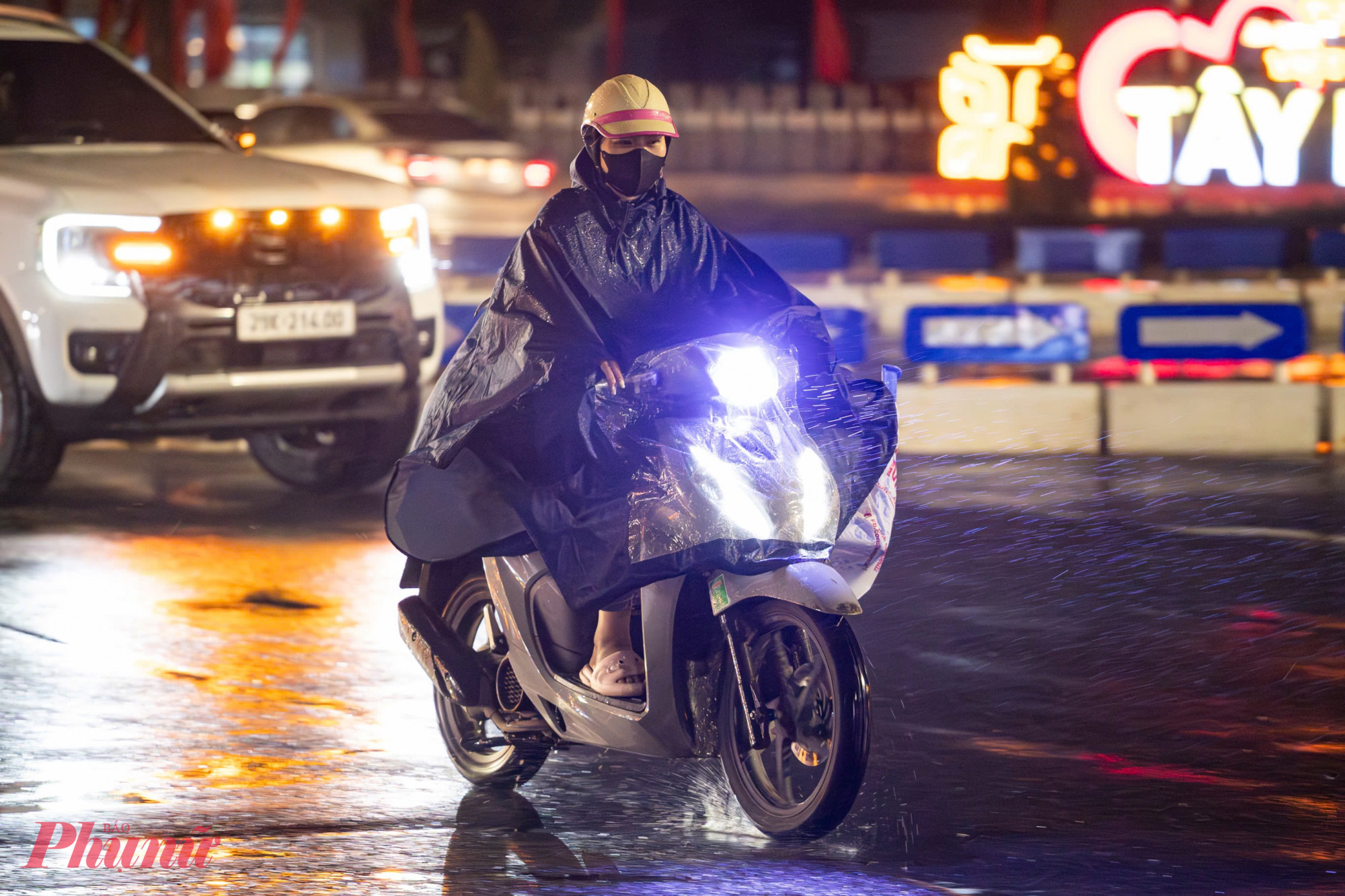 Ra đường buổi sáng sớm, ngoài việc mặc thêm nhiều lớp quần áo, người dân khoác thêm áo mưa để chắn gió.