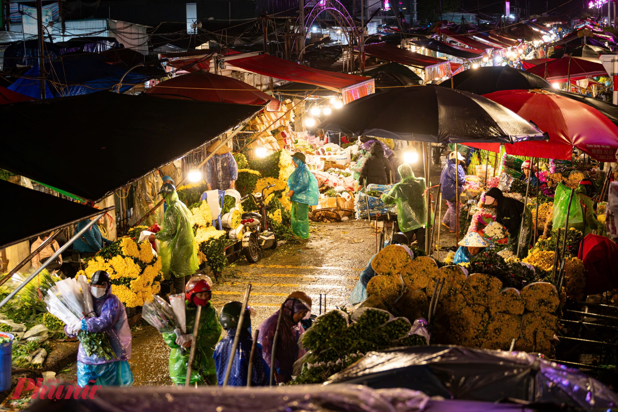 Không khí lạnh gây mưa rét ảnh hưởng đến sinh hoạt của người dân và khách du lịch. Du khách đến Hà Nội thời gian này nên chú ý mang theo áo ấm, đồ giữ nhiệt. Mang ô, áo mưa khi ra ngoài đề phòng thời tiết thay đổi đột ngột.