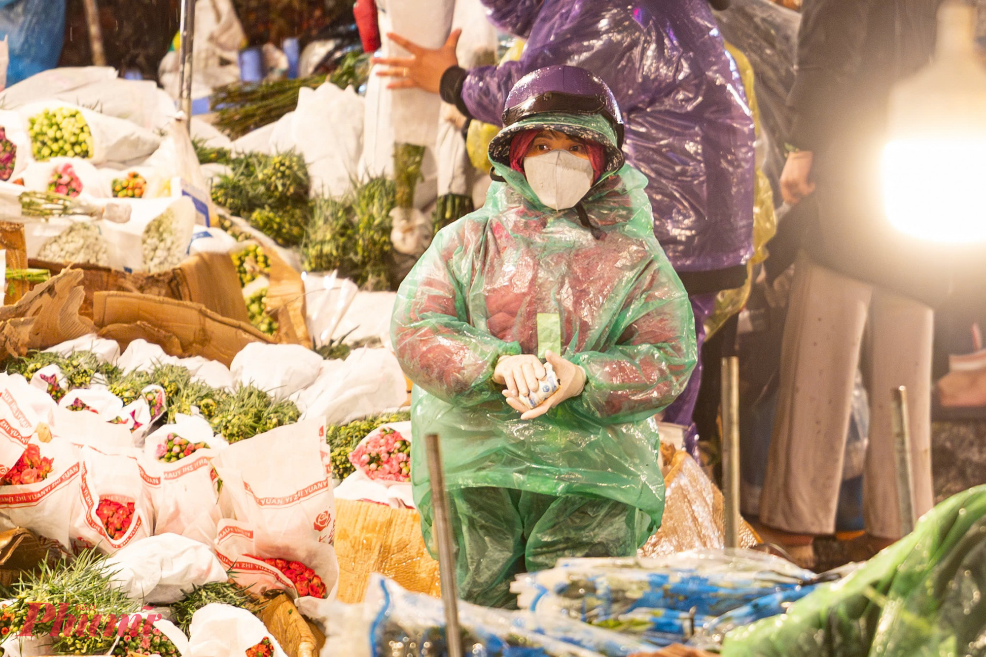 1g sáng, chợ hoa Quảng Bá nhộn nhịp tiểu thương. Bên cạnh những hàng hoa đầy màu sắc, người bán người mua co ro vì cái lạnh thấu xương.