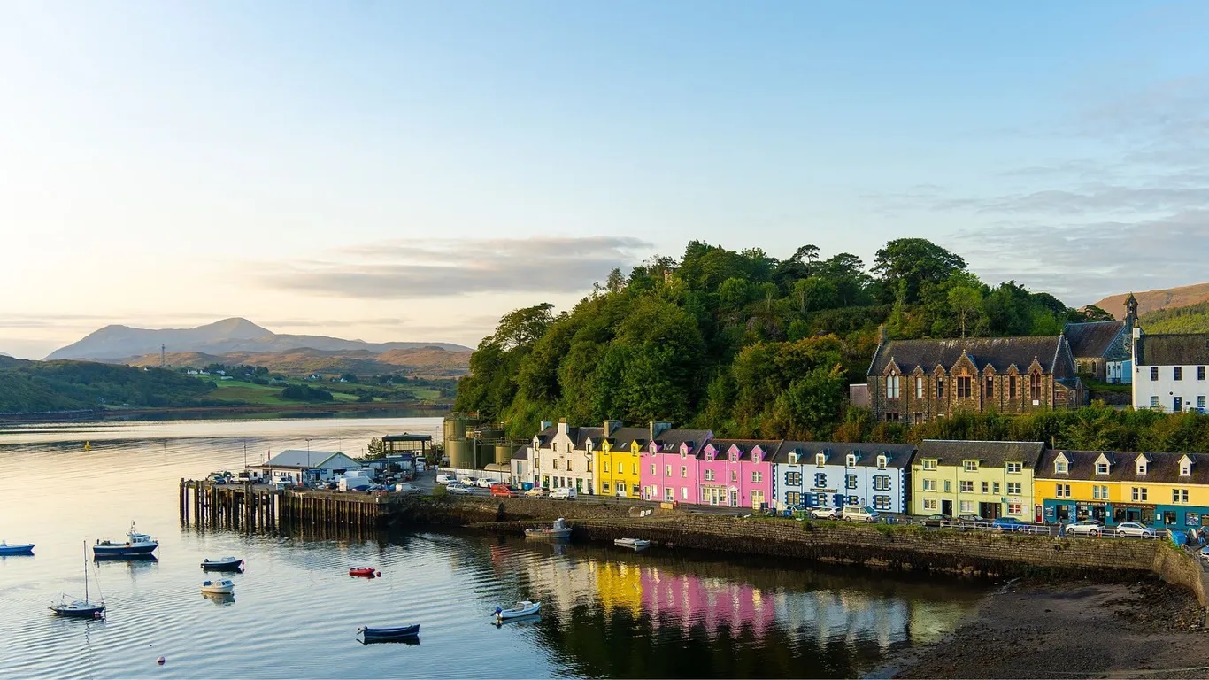 Người Scotland có tục lệ “đi trước đón đầu” vào đầu năm mới. Theo đó người đầu tiên (tốt nhất là người đàn ông tóc đen) bước vào nhà vào đêm giao thừa phải mang theo một món quà nhỏ để cầu may.