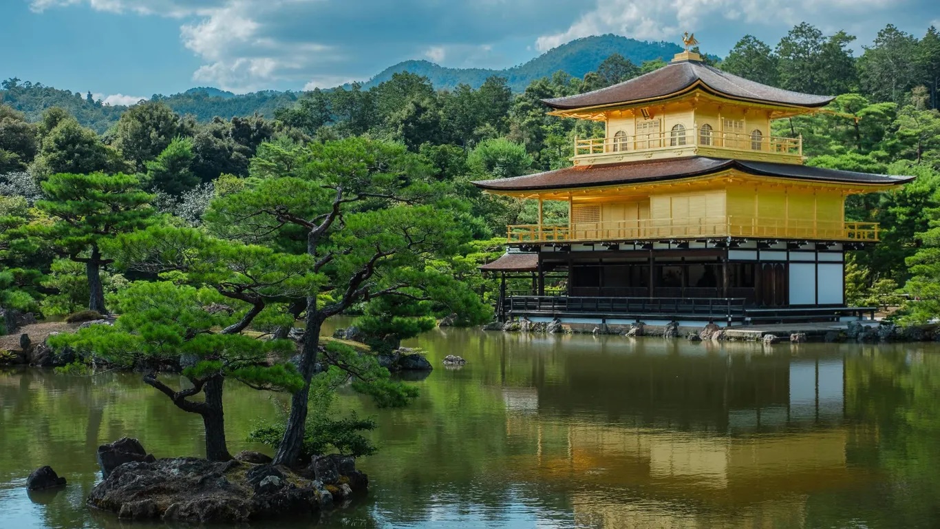 Đến 31/12 người Nhật thường mang omamori cũ (bùa hộ mệnh mang lại may mắn cho cả năm) đến đền thờ để đốt và mang về cái mới. Họ có thể chọn những loại bùa phù hợp với mong muốn của mình trong năm tới như: tình yêu, sự nghiệp, tiền bạc… Người Nhật còn ăn một tô mì soba nóng để đón năm mới thịnh vượng.