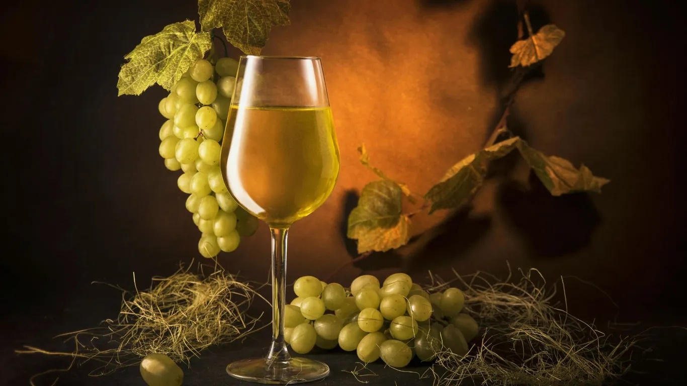 Ở Tây Ban Nha thì ăn 12 quả nho để cầu may mắn. Người ta thường ăn nhanh 1 trái nho vào mỗi tiếng chuông giao thừa. Nếu không ăn hết nho trước khi năm mới đến thì sẽ gặp xui xẻo trong năm mới.