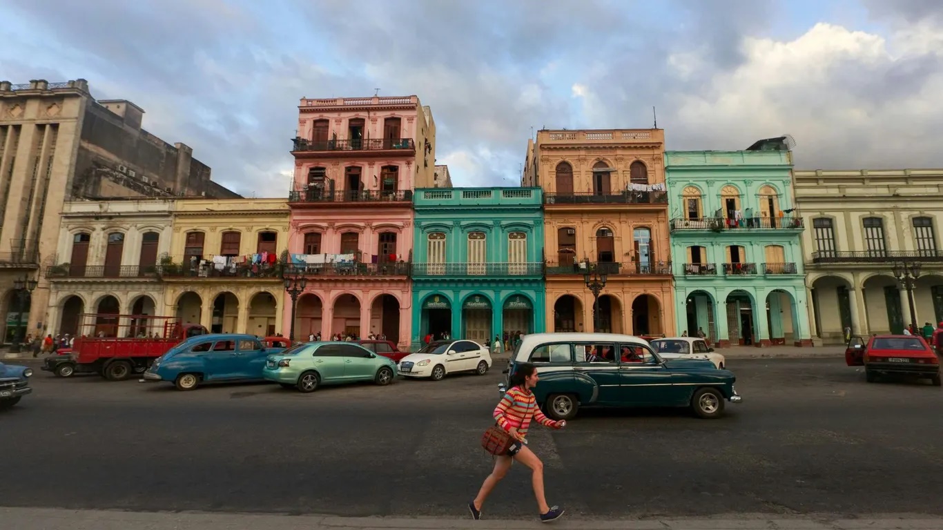 Người Cuba có truyền thống vứt một xô nước ra khỏi cửa để tống khứ năng lượng xấu và luồng khí xấu của năm cũ và những điều tốt đẹp. Bạn đừng hoảng hốt nếu thấy những xô nước văng ra cửa ở Cuba vào năm mới.