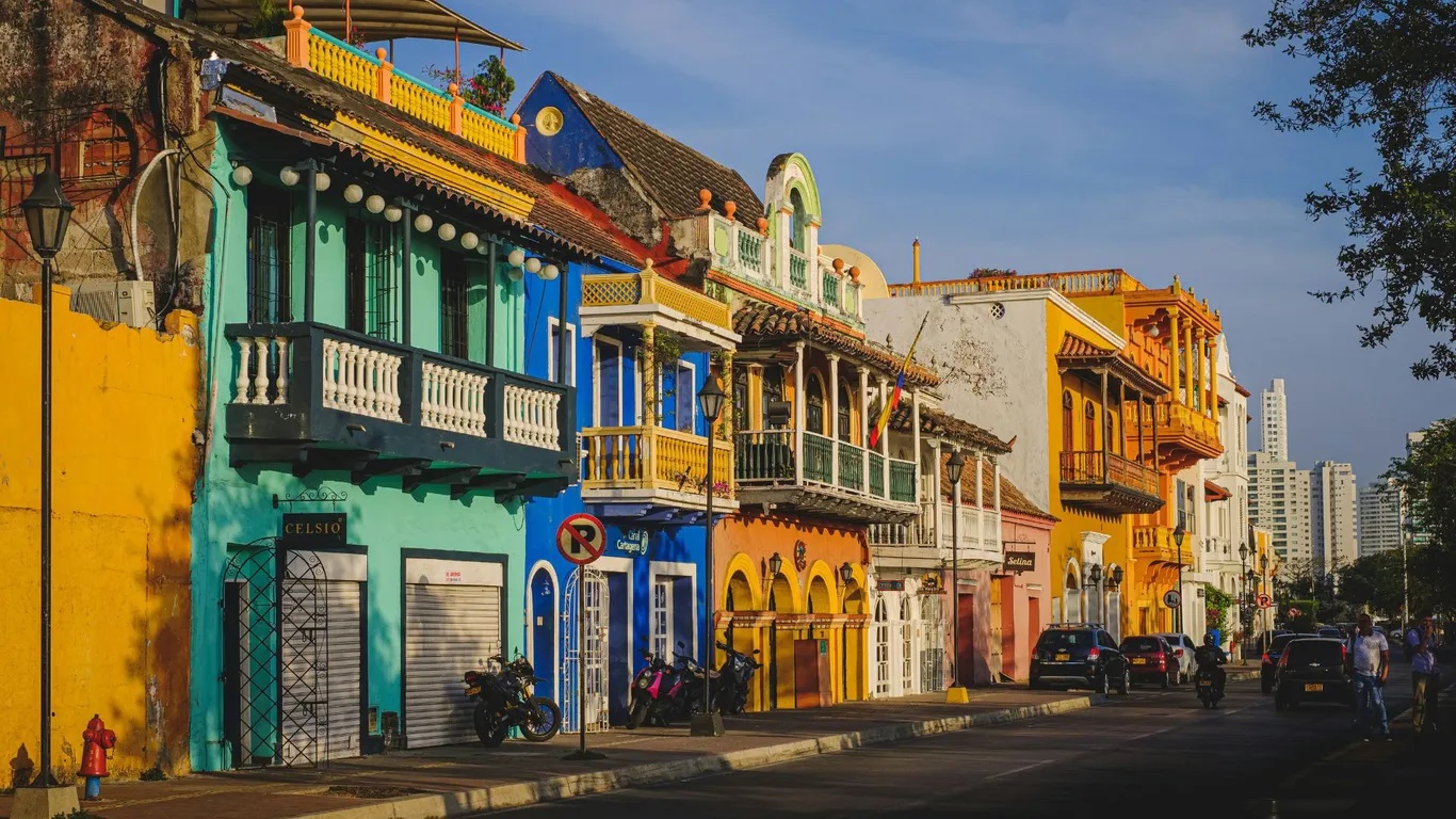 Người Colombia dùng khoai tây để “bói” vận may tiền bạc trong năm mới. Họ đặt 1 củ khoai tây gọt vỏ, 1 củ chưa gọt vỏ và 1 củ đã gọt vỏ một nửa dưới gầm giường. Mọi người nhặt một củ mà không được nhìn và củ khoai nhặt được sẽ đoán mức độ giàu trong năm tới. Củ chưa gọt vỏ là mang lại may mắn, củ đã gọt vỏ là xui xẻo về tài chính, còn củ khoai gọt vỏ một nửa là mang lại cả hai điều đó.