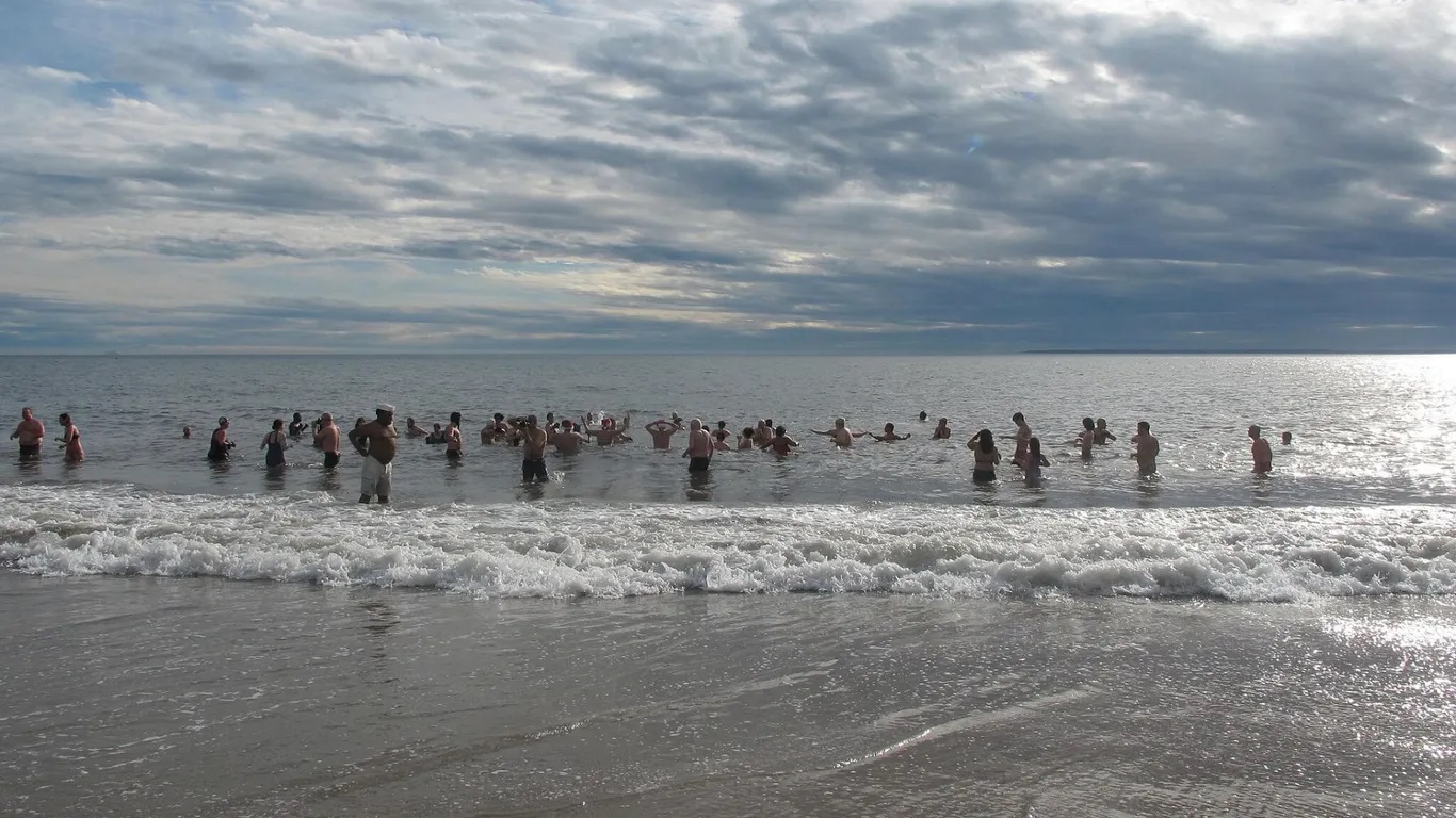 Ở Coney Island, New York, Mỹ,  mọi người sẽ lao xuống làn nước lạnh giá của Đại Tây Dương vào ngày 1/1 để đón năm mới.
