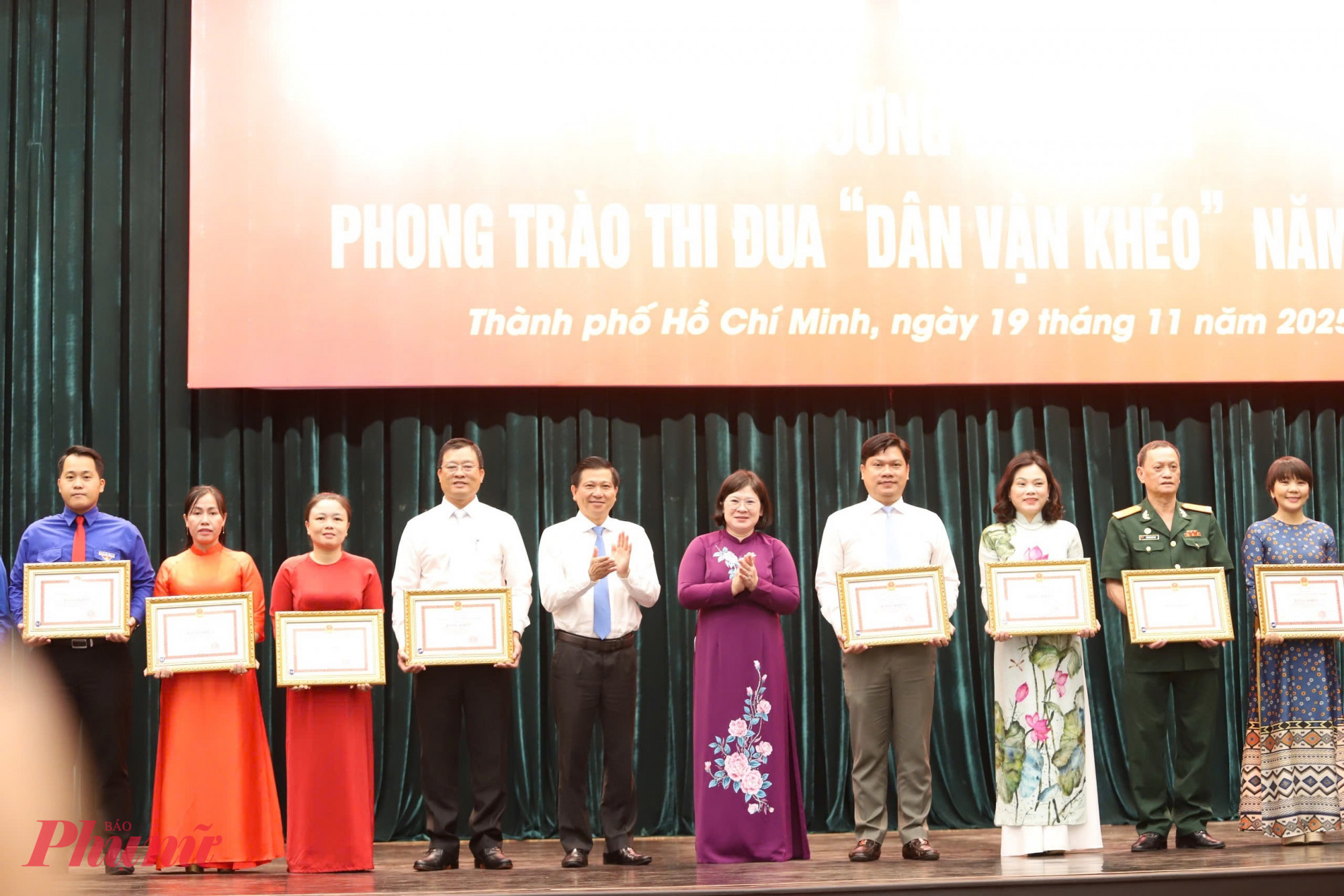 Phó bí thư Thành ủy Văn Thị Bạch Tuyết: Mỗi khu phố, ấp, cơ quan, đơn vị phải trở thành “vườn ươm Dân vận khéo” Bà Văn Thị Bạch Tuyết và ông Dương Anh Đức trao bằng khen cho các tập thể xuất sắc trong phong trào Dân vận khéo