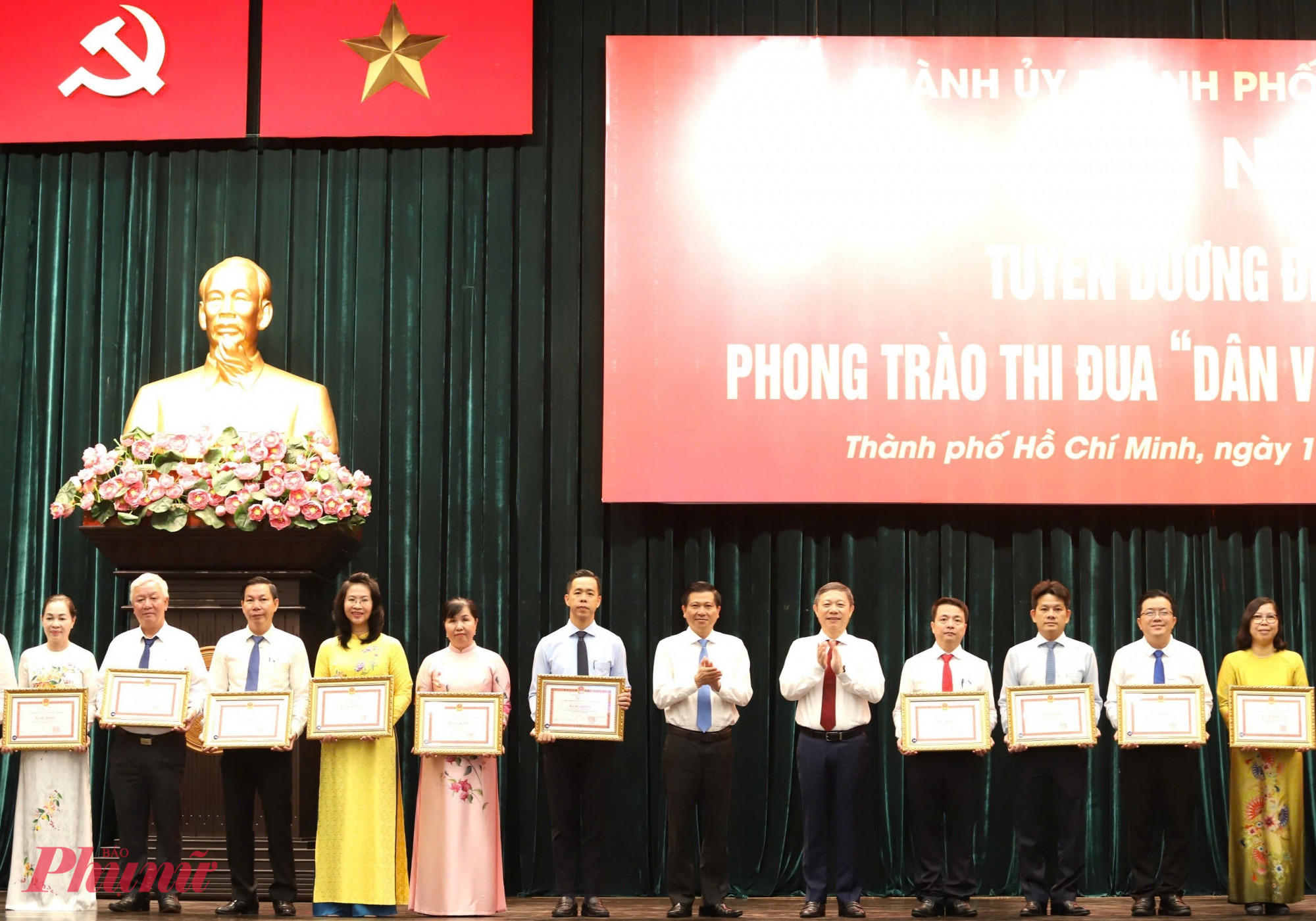 Phó bí thư Thành ủy Văn Thị Bạch Tuyết: Mỗi khu phố, ấp, cơ quan, đơn vị phải trở thành “vườn ươm Dân vận khéo” ông Dương Anh Đức trao giải cho các cá nhân đạt thành tích nổi bật trong phong trào Dân vận khéo.