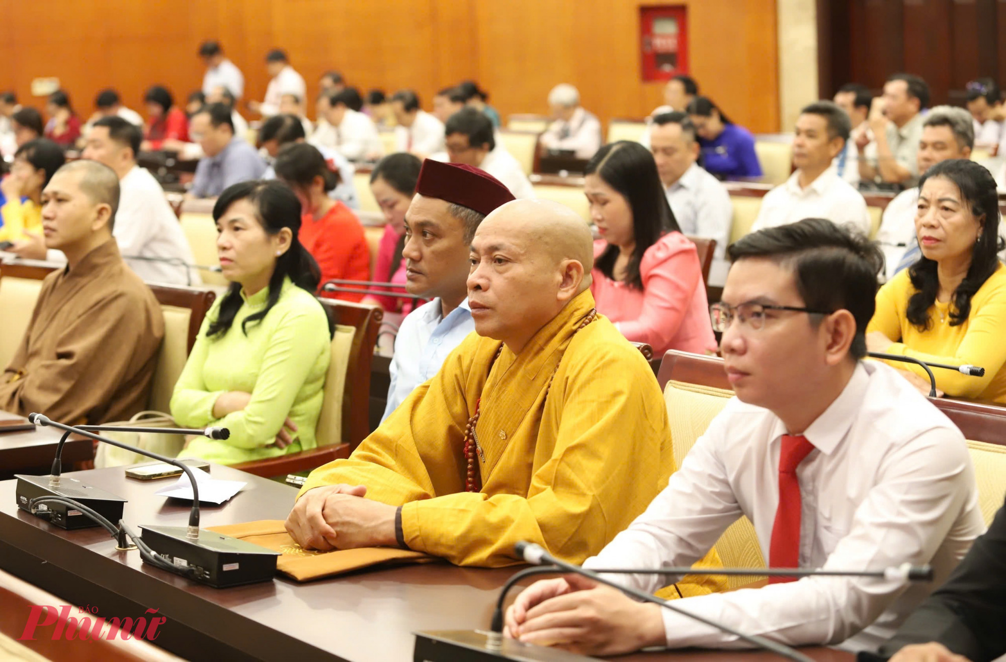 Phó bí thư Thành ủy Văn Thị Bạch Tuyết: Mỗi khu phố, ấp, cơ quan, đơn vị phải trở thành “vườn ươm Dân vận khéo” Các đại biểu theo dõi báo cáo kết quả phong trào “Dân vận khéo” của thành phố - Ảnh: Thanh Tâm