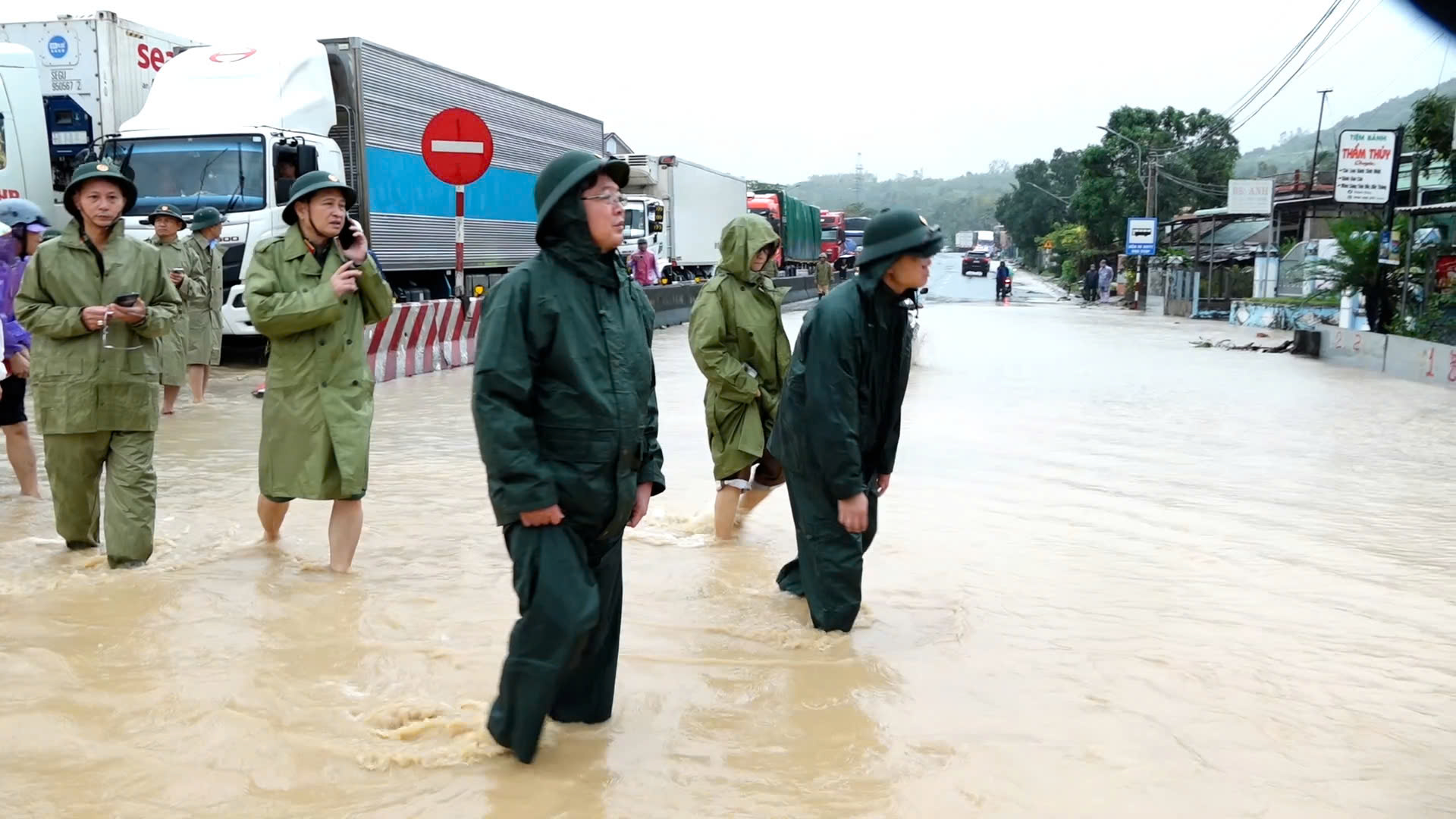 Phó Thủ tướng Hồ Quốc Dũng cùng đoàn công tác kiểm tra kiểm tra công tác ứng phó lũ tại các xã phía Đông tỉnh Đắk Lắk.