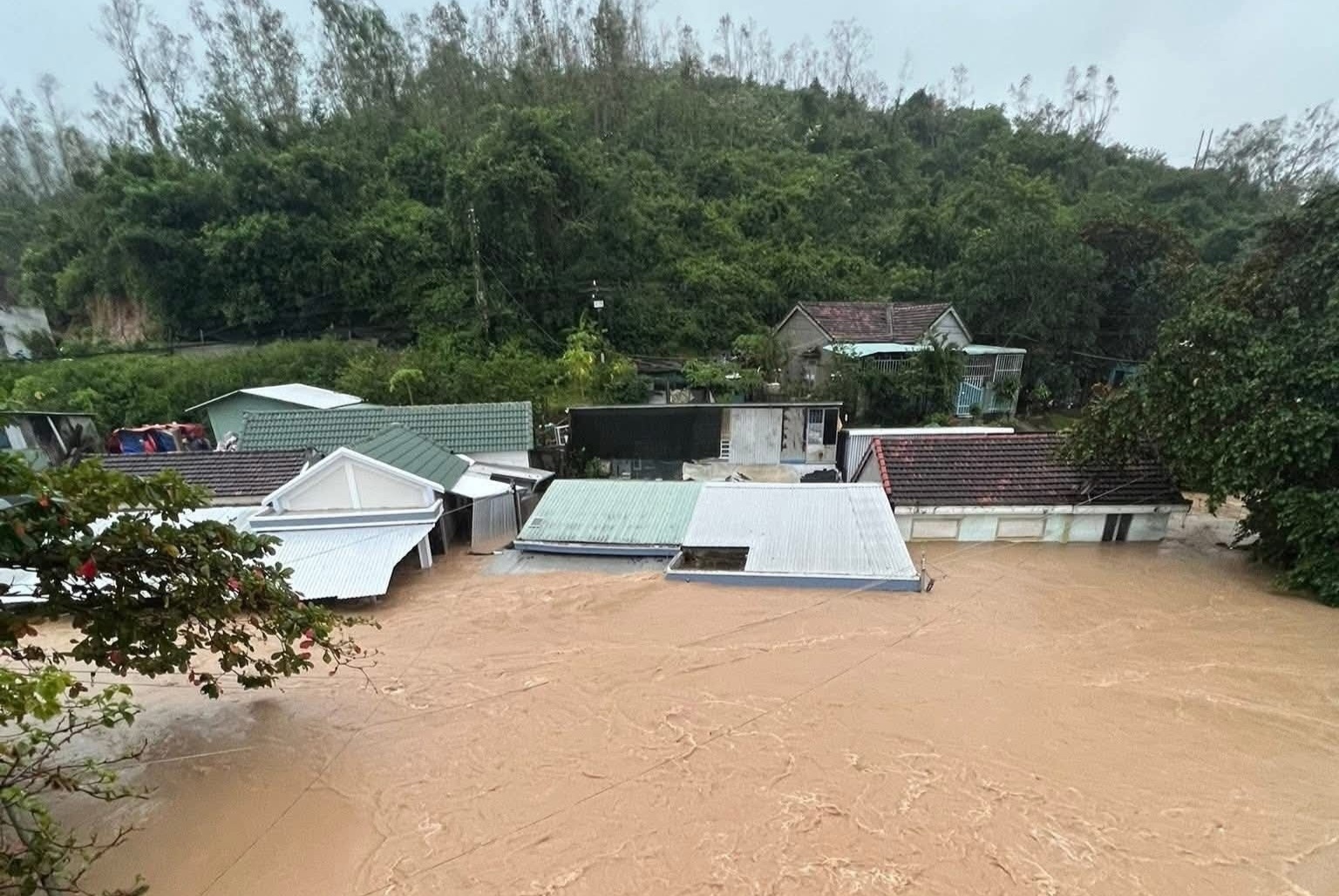 Nhiều địa phương ở các xã phía Đông tỉnh Đắk Lắk đã bị ngập sâu - Ảnh: M.N.