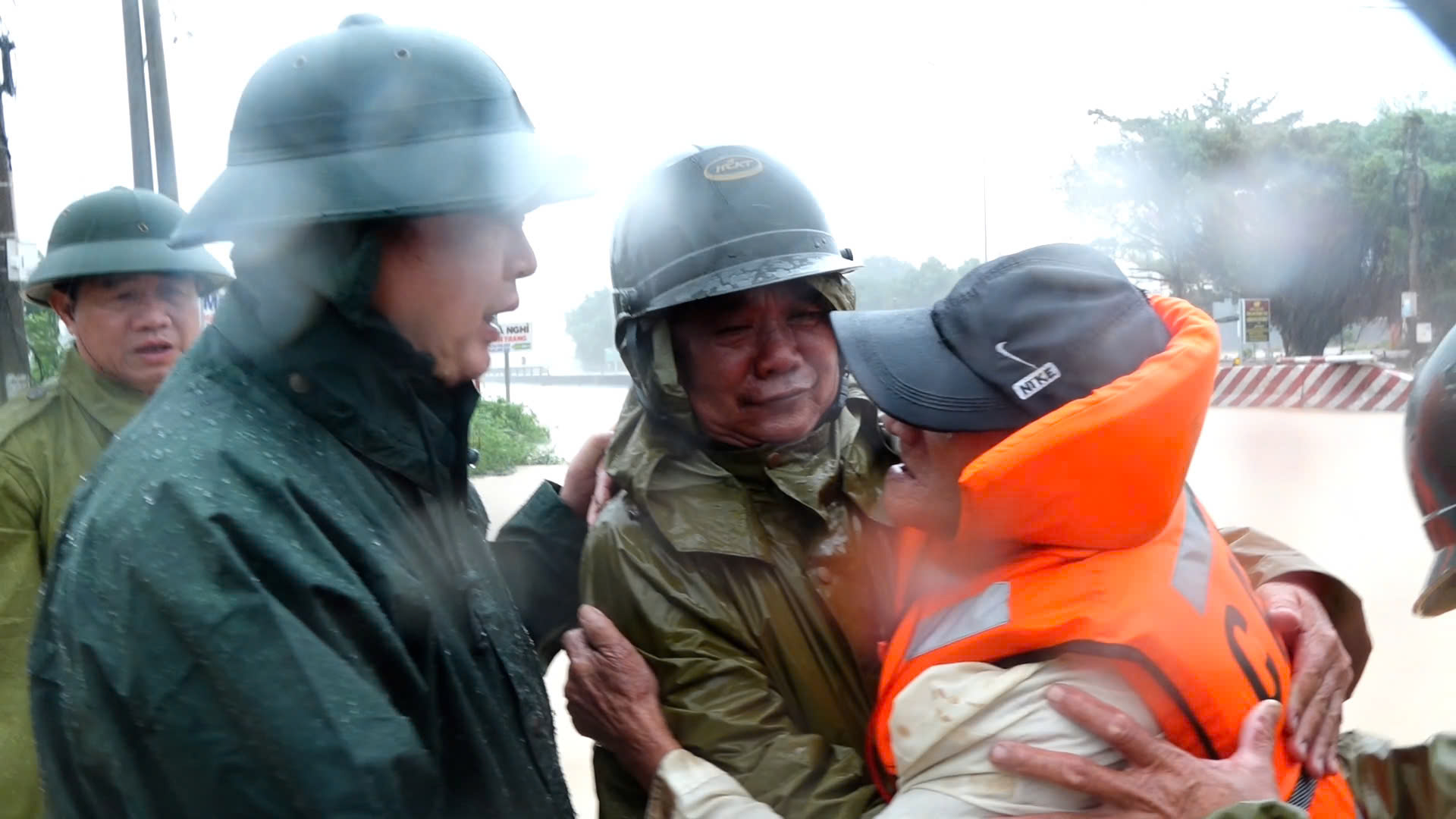 Đoàn công tác động viên người dân vùng ngập lụt - Ảnh: M.C.