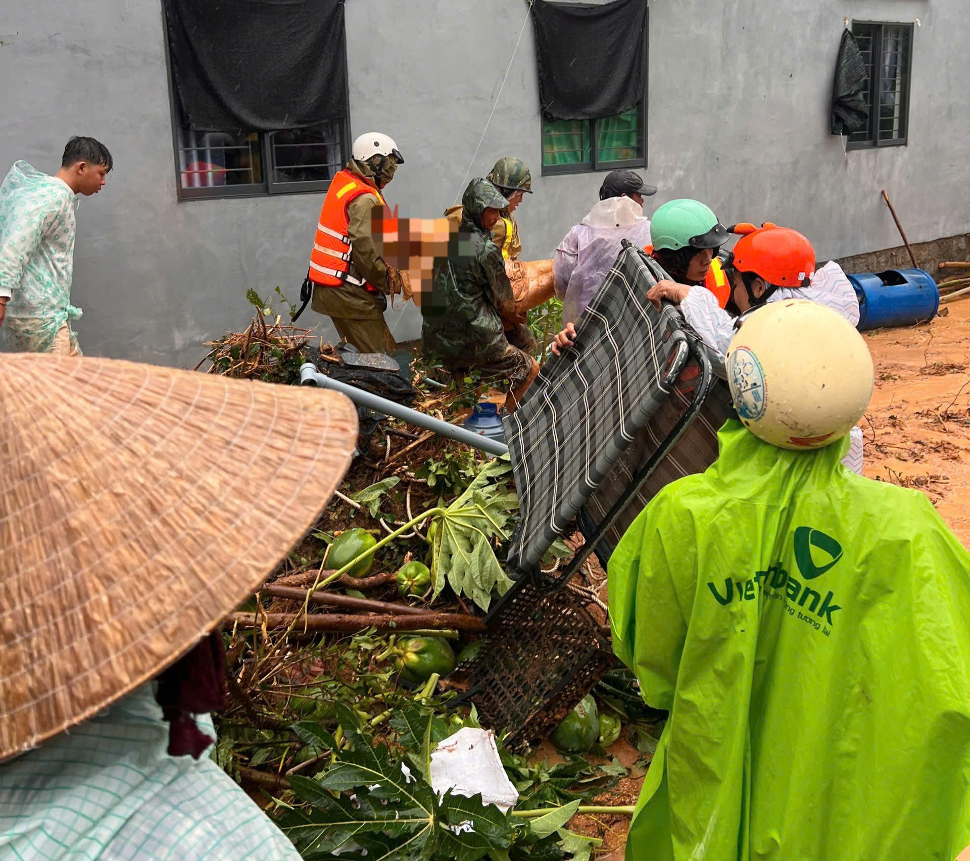 Lực lượng chức năng vẫn đang triển khai công tác cứu nạn cứu hộ, rà soát - Ảnh: T.T.