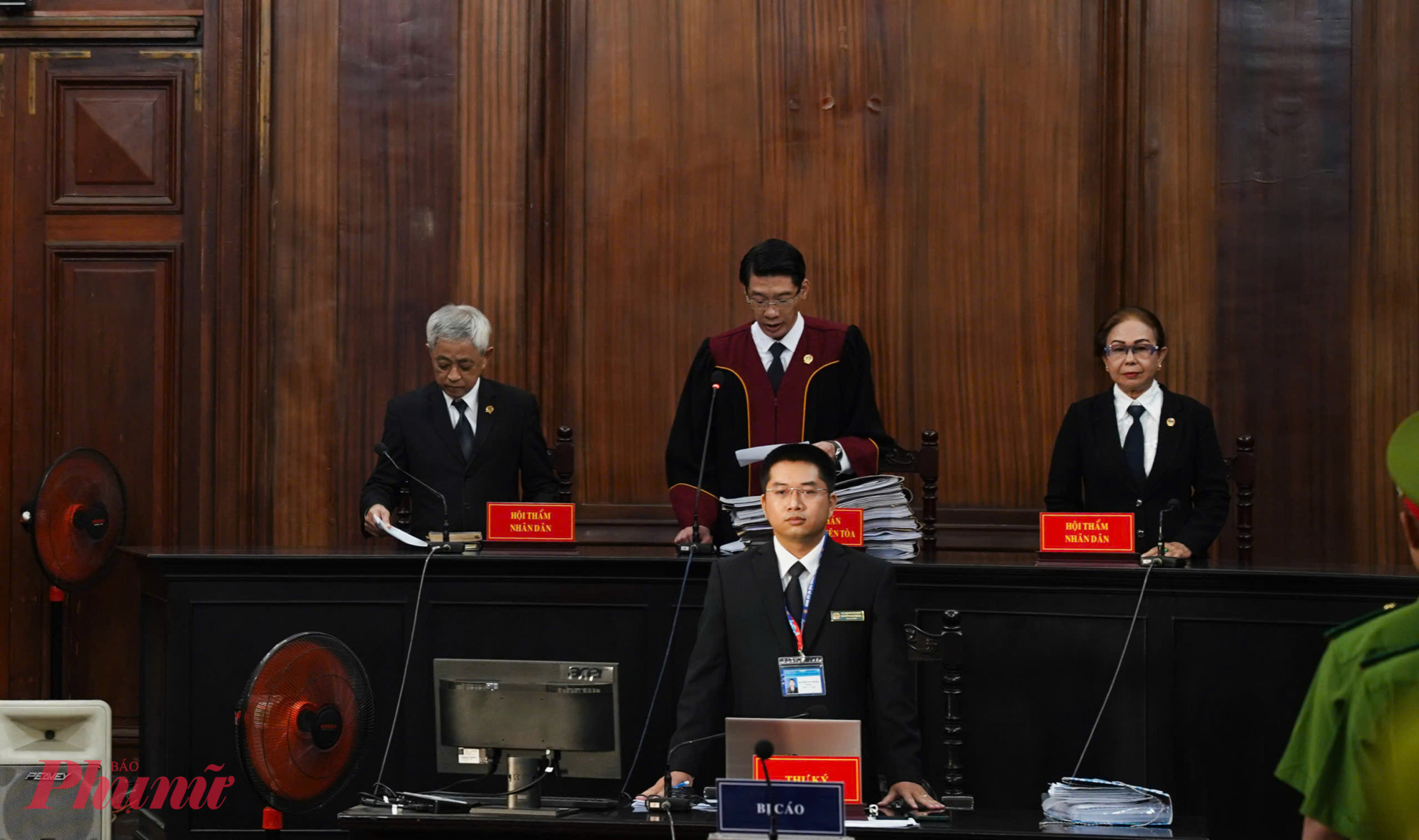 Hội đồng xét xử thực hiện các thủ tục tại phiên toà