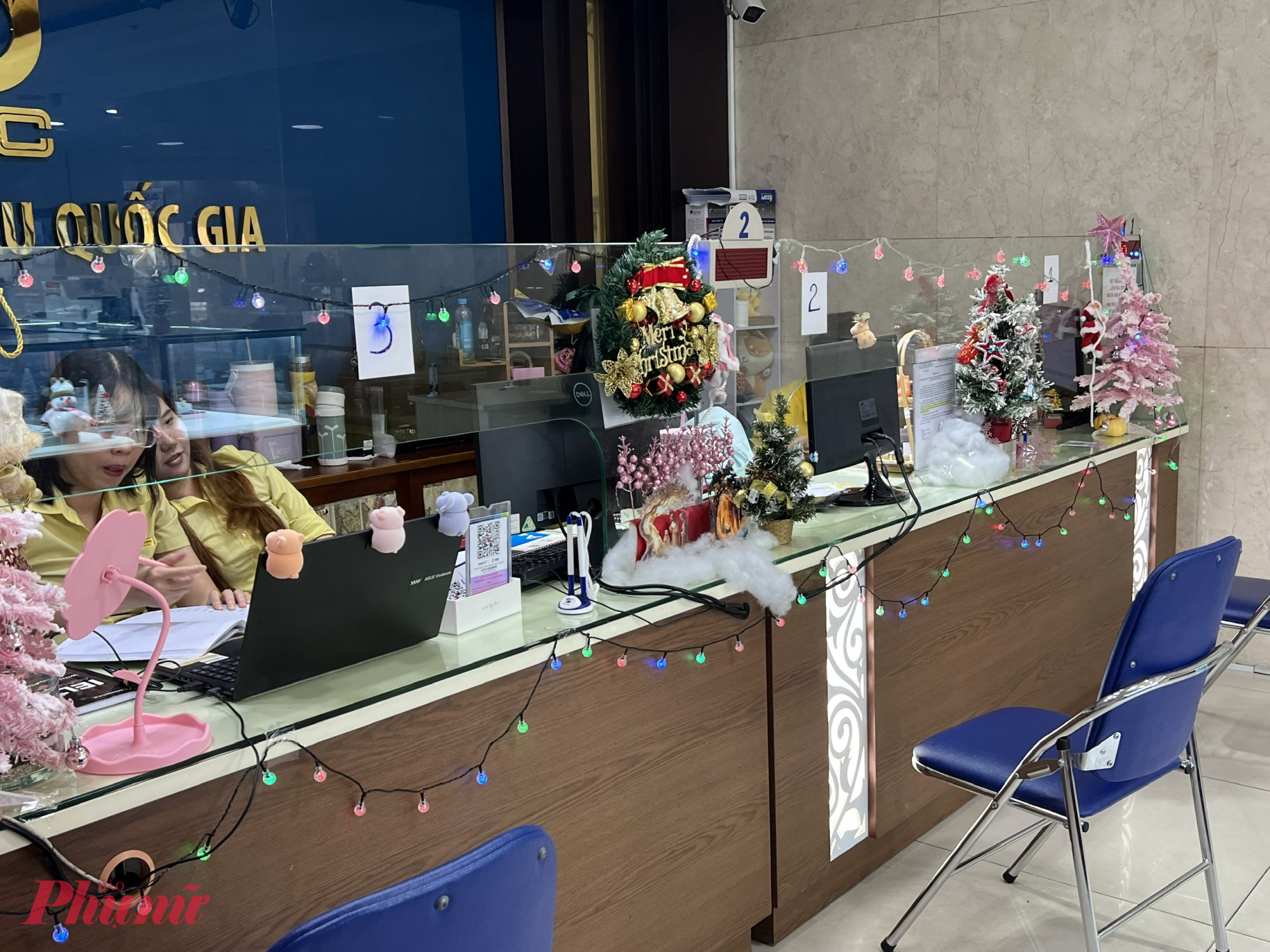 Bên trong công ty, nhân viên ngồi chơi vì không có khách đến giao dịch