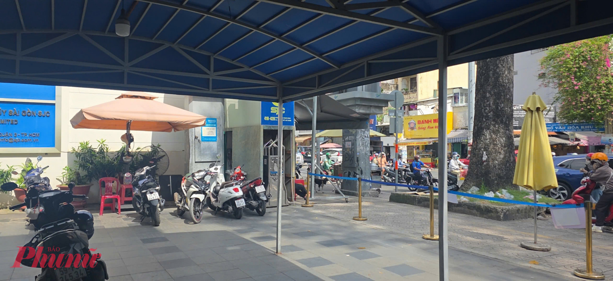 một không khí vắng lặng, trái ngược hoàn toàn với khung cảnh chen chân xếp hàng 