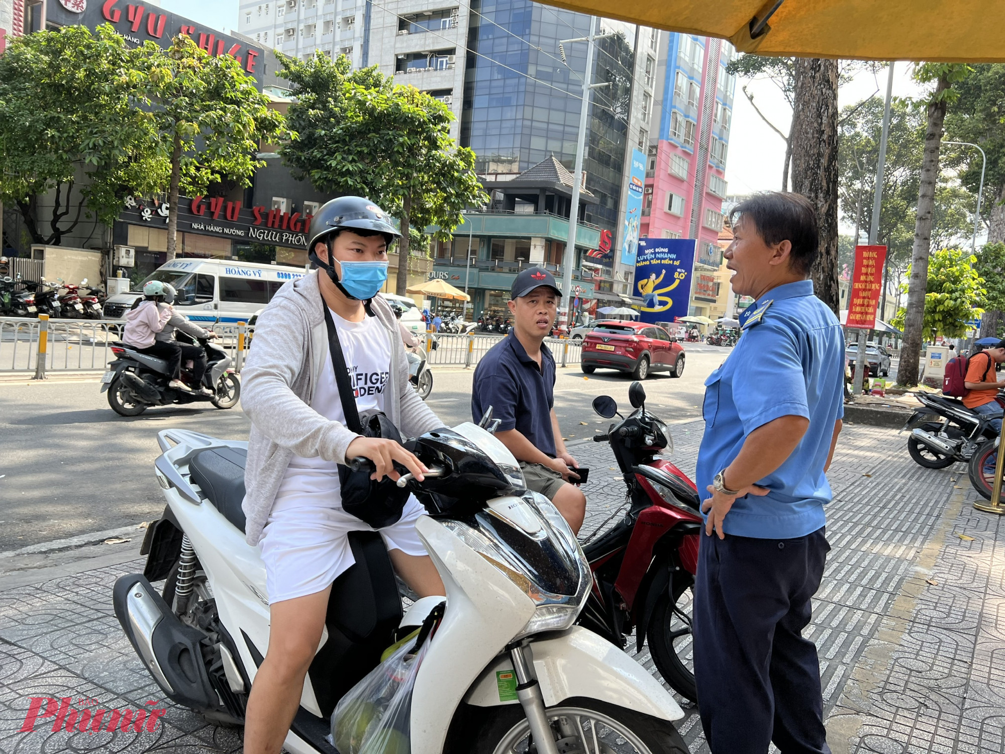 Thỉnh thoảng có vài khách hàng ghé qua nhưng sau đó đành quay về