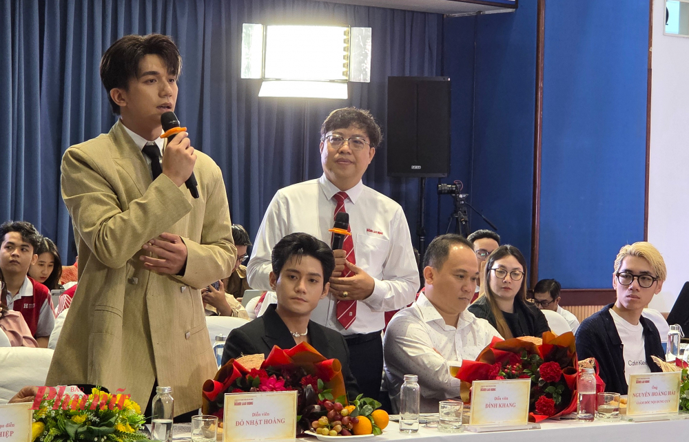 Diễn viên Đỗ Nhật Hoàng phát biểu.