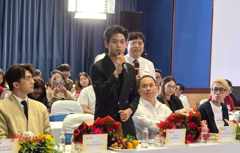 Diễn viên Đình Khang bày tỏ niềm tự hào của một người trẻ được tham gia Mưa đỏ.