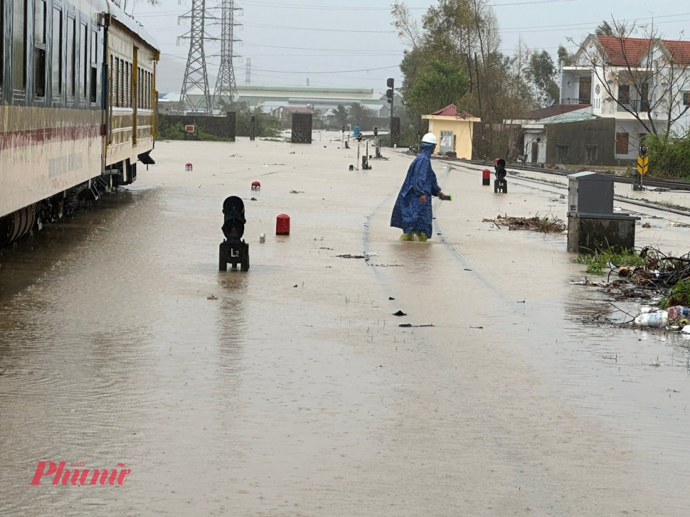 Đường ray bị mưa lũ nhấn chìm