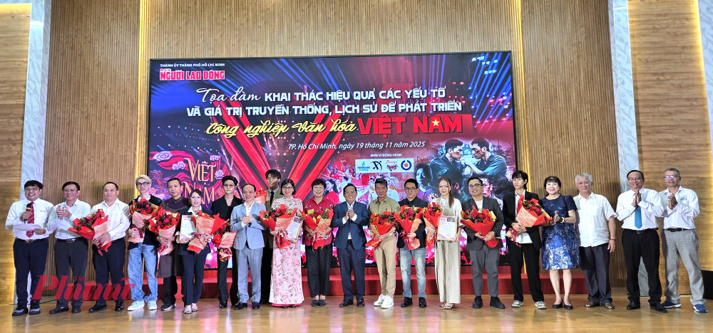 Lãnh đạ Báo Người Lao động tặng hoa cho các khách mời dự tọa đàm.