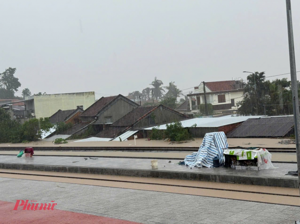 Nhiều dân dân gần ga Diêu Trì bị ngập đến gần nóc nhà - Ảnh: ĐS