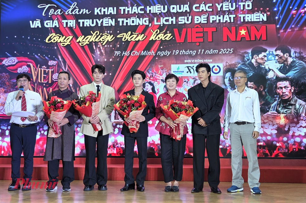 Ê-kíp phim Mưa đỏ nhận hoa từ 