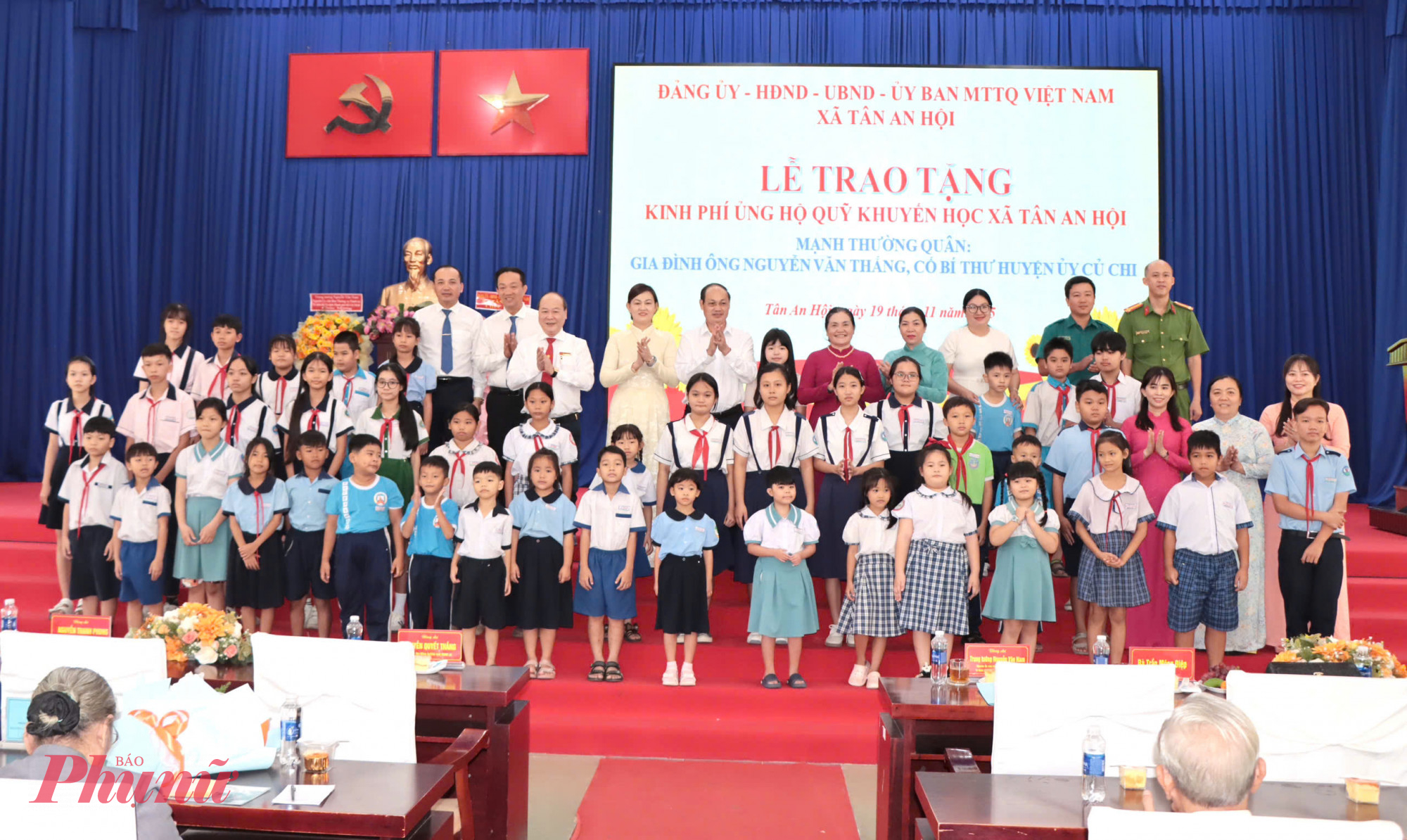 Đảng ủy, HĐND, UBND, Ủy ban MTTQ Việt Nam xã Tân An Hội, TPHCM tổ chức chương trình trao tặng học bổng khuyến tài cho các em học sinh có hoàn cảnh khó khăn