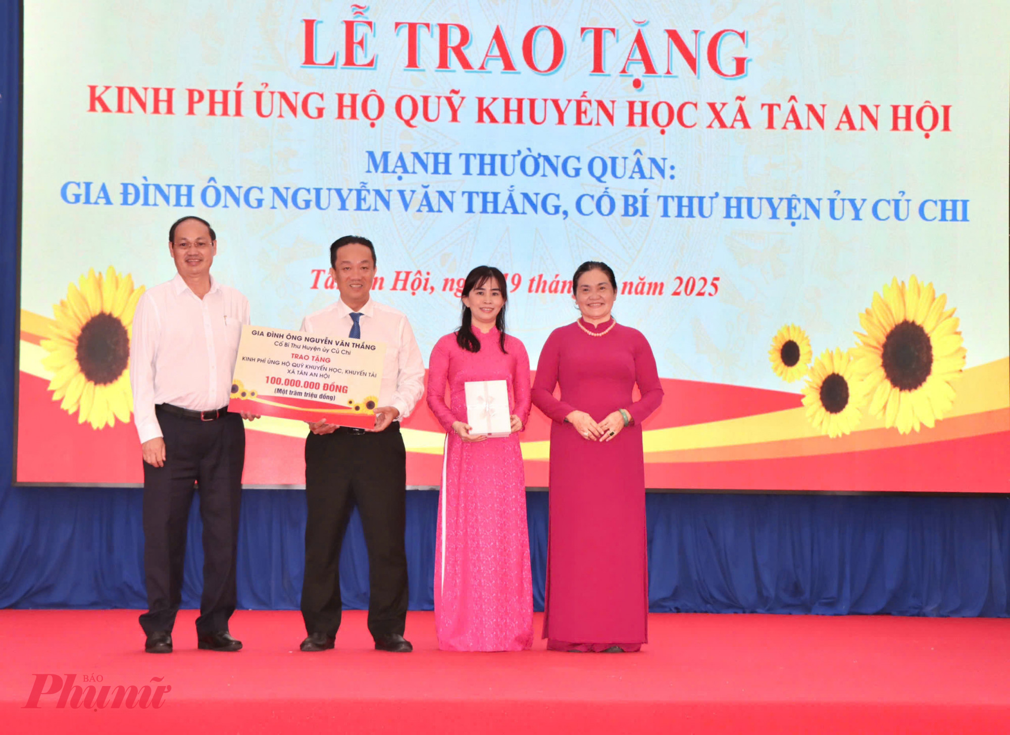 Trung tướng Nguyễn Văn Nam, Nguyên Ủy viên Ban Thường vụ Thành ủy, Tư lệnh Bộ Tư lệnh TPHCM - đại diện gia đình ông Nguyễn Văn Thắng, đã trao tặng biểu trưng 100 triệu đồng; 