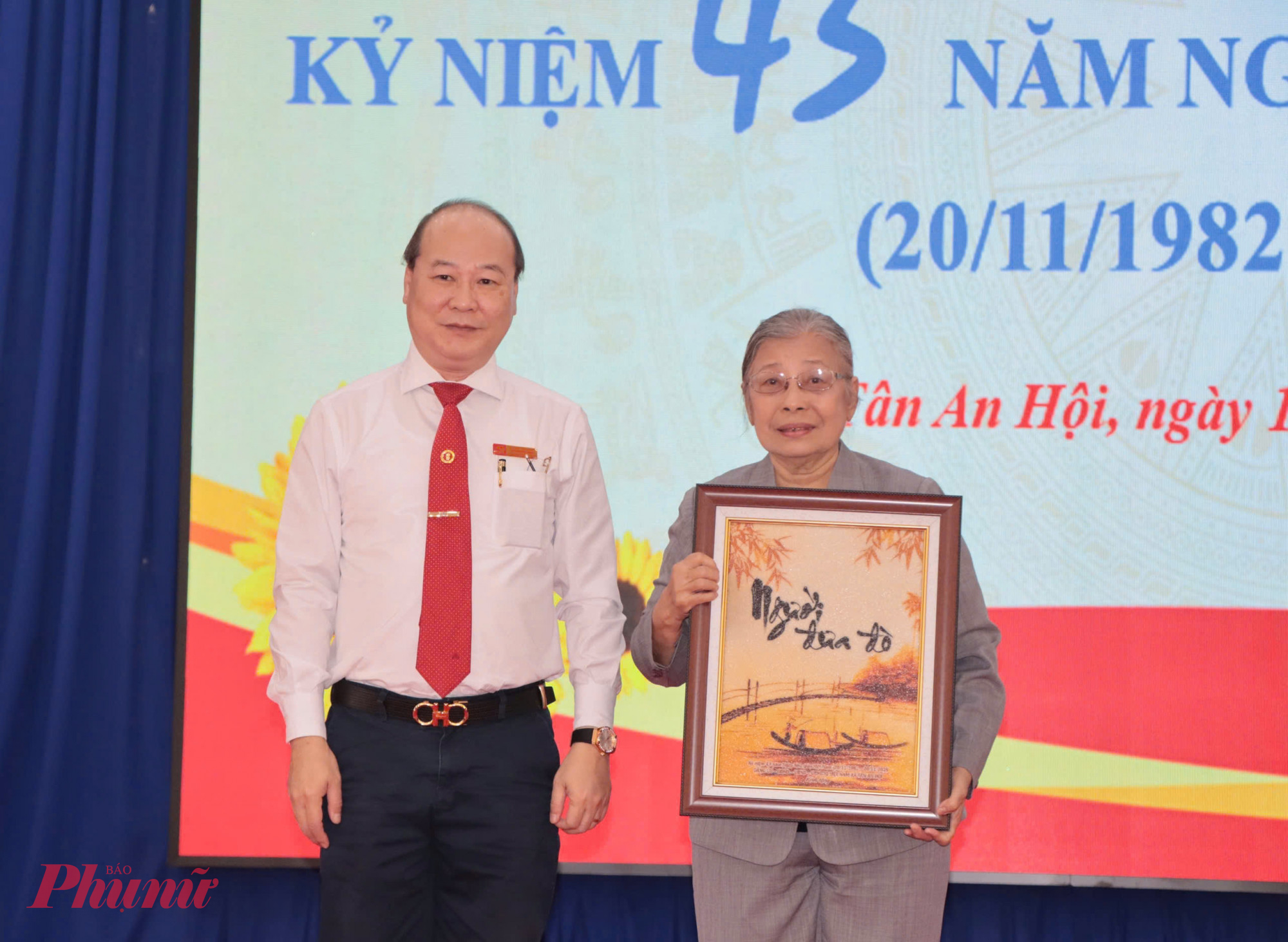 Ông Nguyễn Quyết Thắng, Thành ủy viên, Bí thư Đảng ủy, Chủ tịch Hội đồng nhân dân xã tặng quà tri ân đến Nhà giáo ưu tú trên địa bàn.