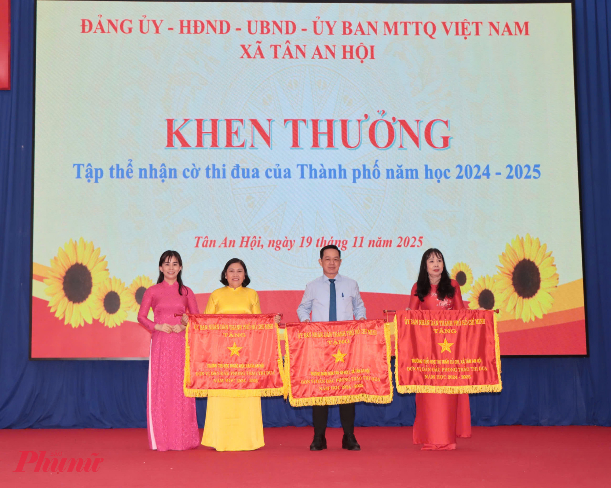 ...và tặng Cờ thi đua cho 3 tập thể tại sự kiện - Ảnh: N.Trang 