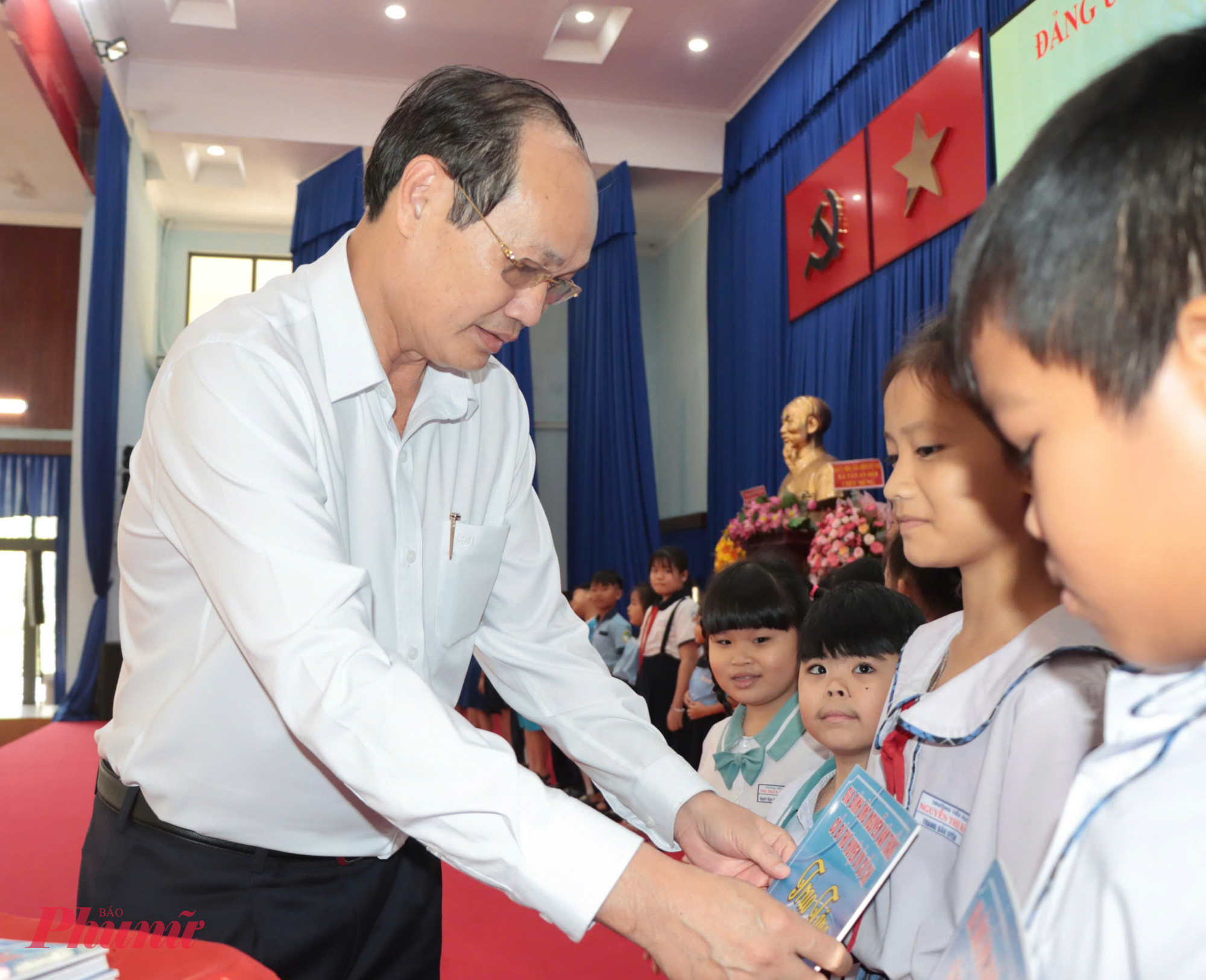 Trung tướng Nguyễn Văn Nam tặng trao tặng biểu trưng học bổng khuyến tài cho các em học sinh có hoàn cảnh khó khăn