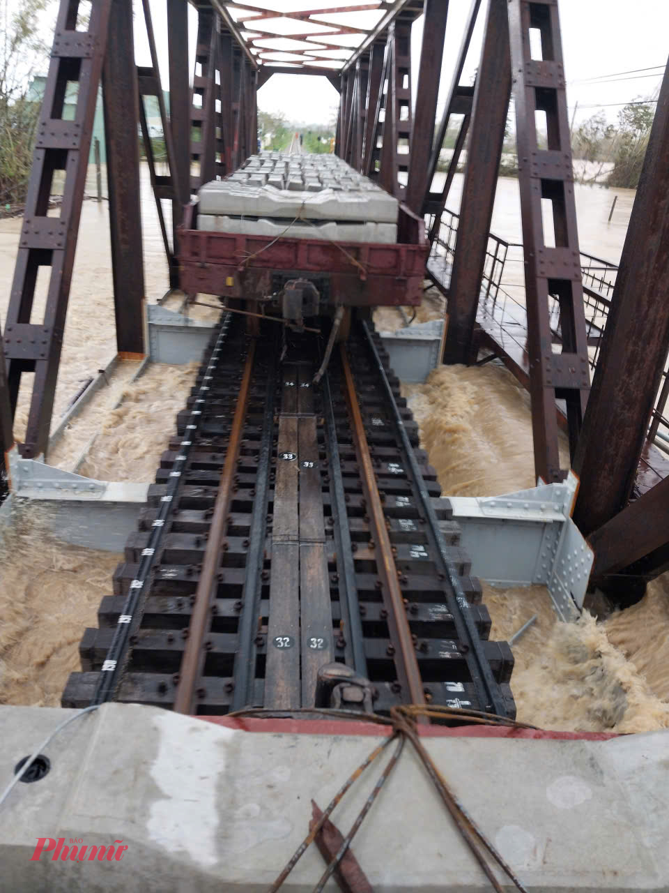 Cầu đường sắt bị nước lũ đe doạ - Ảnh: ĐS