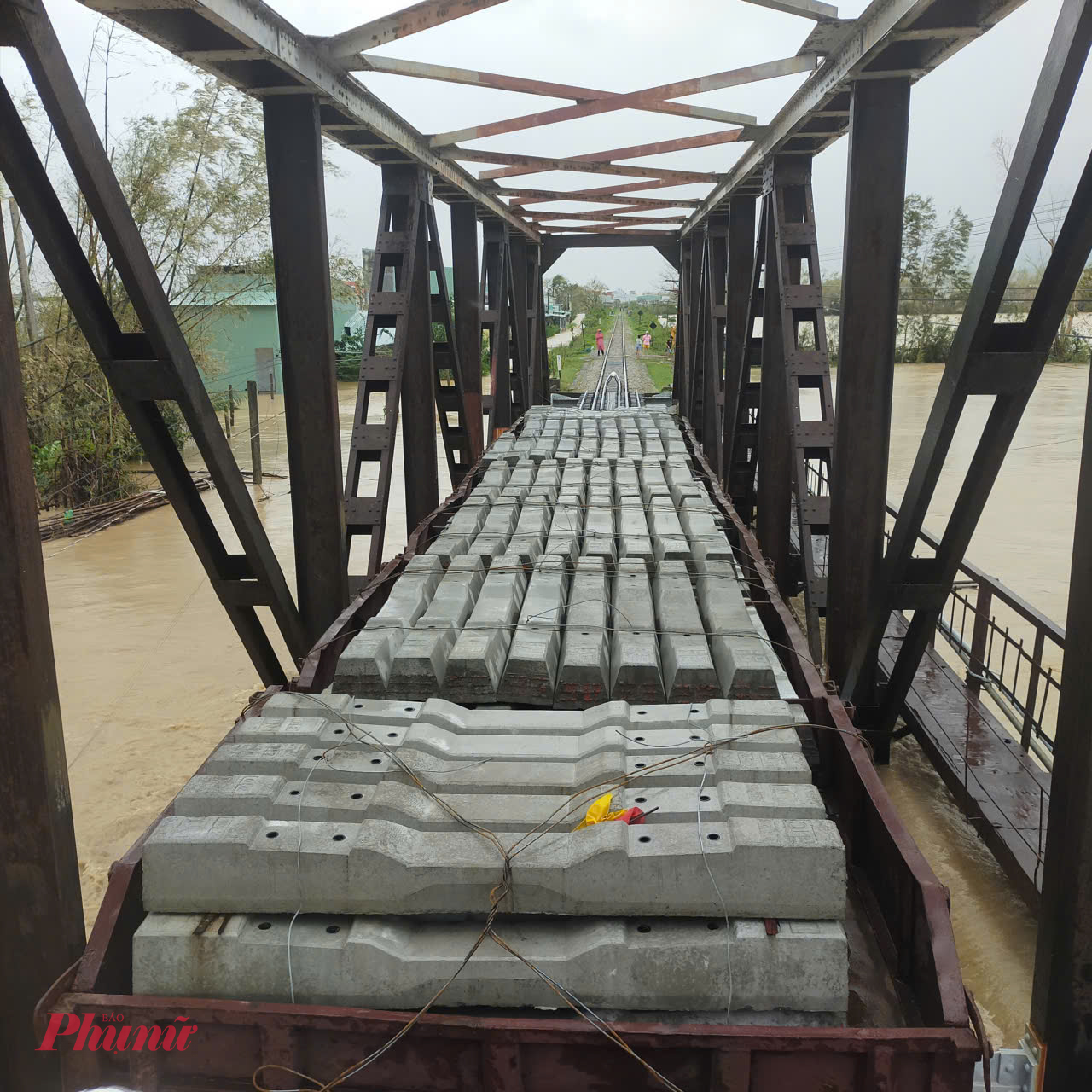 2 tàu hàng chở tà vẹt để tăng tải trọng, nhằm giữ cầu tránh bị lũ cuốn trôi - Ảnh: ĐS