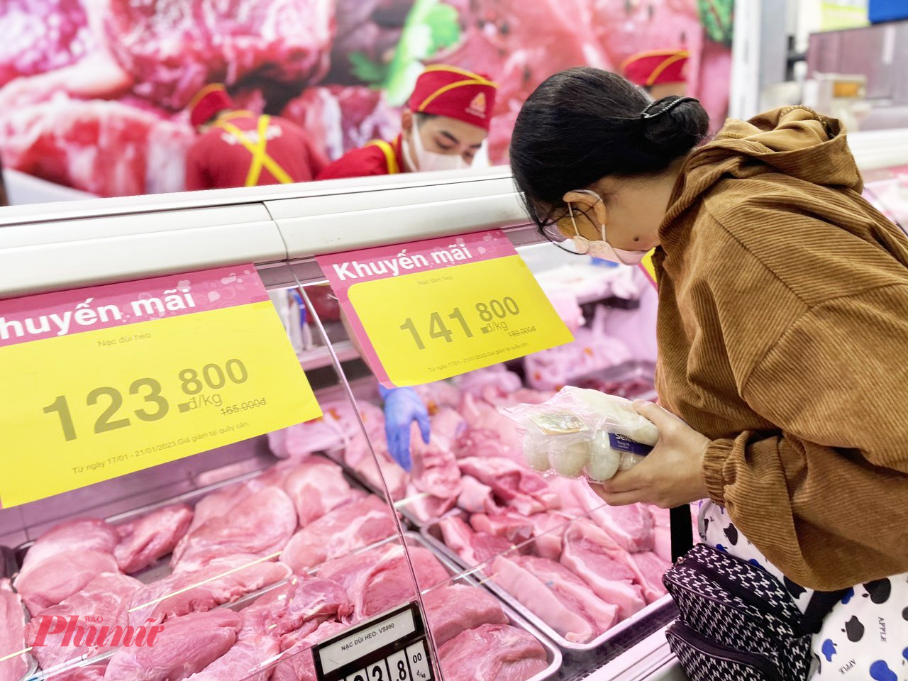 Khách hàng chọn mua thịt heo tại một siêu thị của TPHCM. Ảnh: Mai Ca