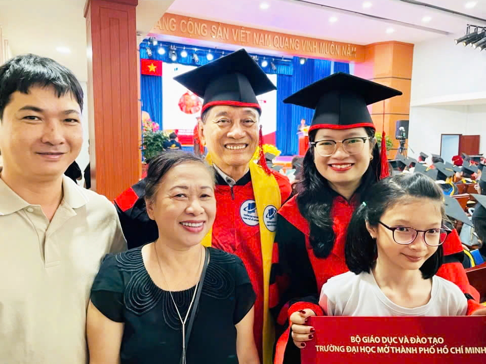 Tiến sĩ Nguyễn Ngọc Đan Thanh cùng gia đình trong ngày tốt nghiệp tiến sĩ - Ảnh do nhân vật cung cấp
