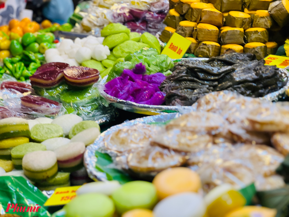 Gian hàng các món bánh dân gian được bày trí bắt mắt, thu hút đông đảo thực khách, các món tạ