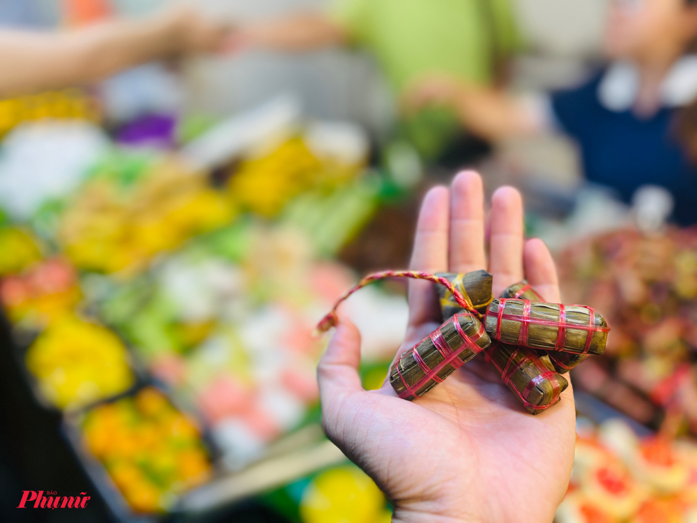 Nhiều thực khách thích thú khi thấy lại hình ảnh những chiếc bánh tét mini, bên trong chỉ toàn là nếp.