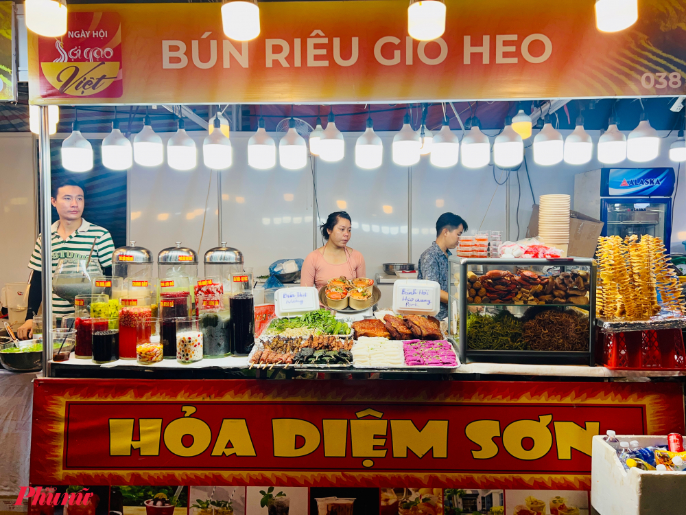 Vấn đề an toàn thực phẩm được ban tổ chức và Sở An toàn Thực phẩm TP.HCM giám sát chặt chẽ. Từ nguyên liệu gạo, thịt, rau củ đến sản phẩm chế biến sẵn đều phải có giấy tờ chứng minh nguồn gốc; các gian hàng ký cam kết tuân thủ nghiêm quy trình bảo quản, chế biến và phục vụ. Khu chế biến tách biệt, thông thoáng; rác thải được thu gom liên tục để đảm bảo vệ sinh.