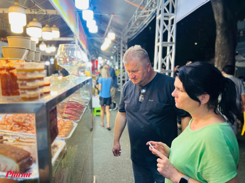 Một gian hàng bún nước lèo Sóc Trăng thu hút khách quốc tế.