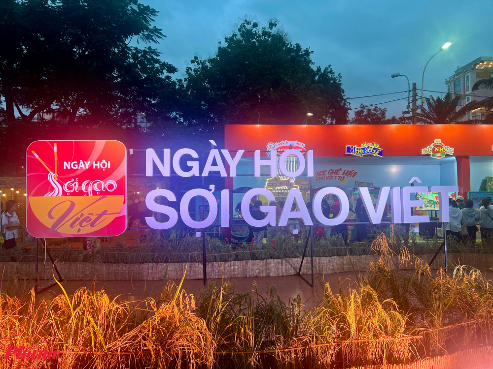 Ngày hội Sợi gạo Việt – Món ngon từ bún sẽ diễn ra đến hết 23/11, dự kiến thu hút khoảng 100.000 lượt khách với nhiều hoạt động văn hóa, nghệ thuật và trò chơi dân gian diễn ra mỗi tối.